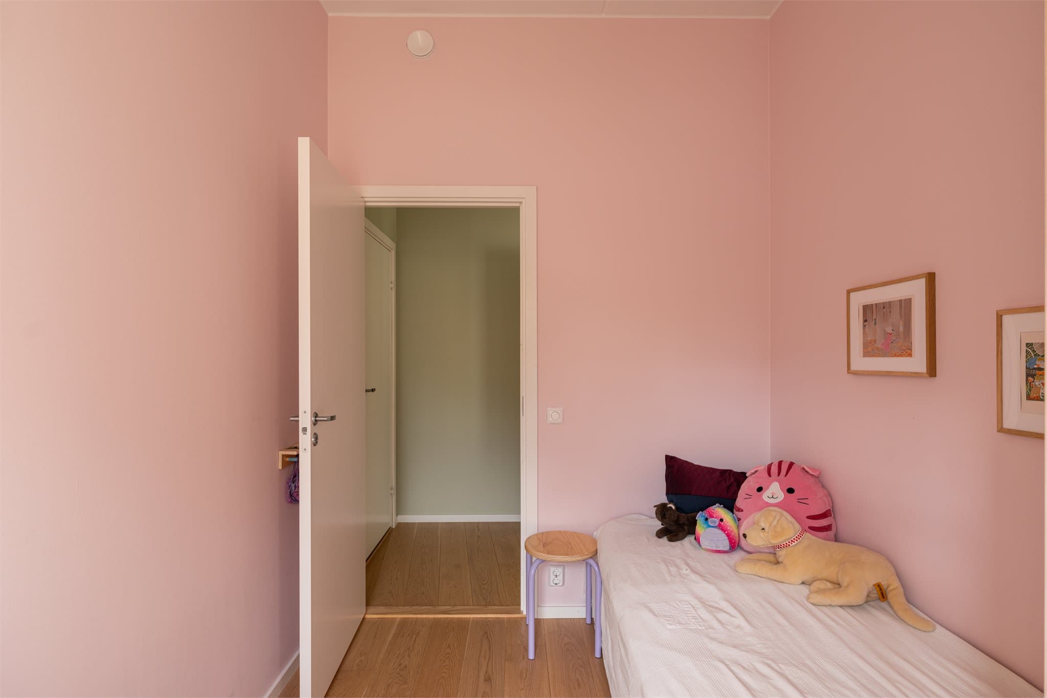Innredet i rosa toner som gir rommet et varmt og lekent uttrykk.