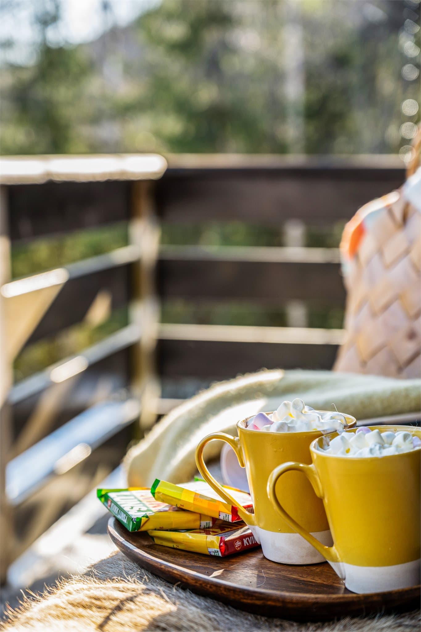 Solen varmer, fuglene kvitrer, og stemningen er lett og hyggelig – et øyeblikk hvor avslapning, lek og påskestemning møtes i ekte hyttestil.