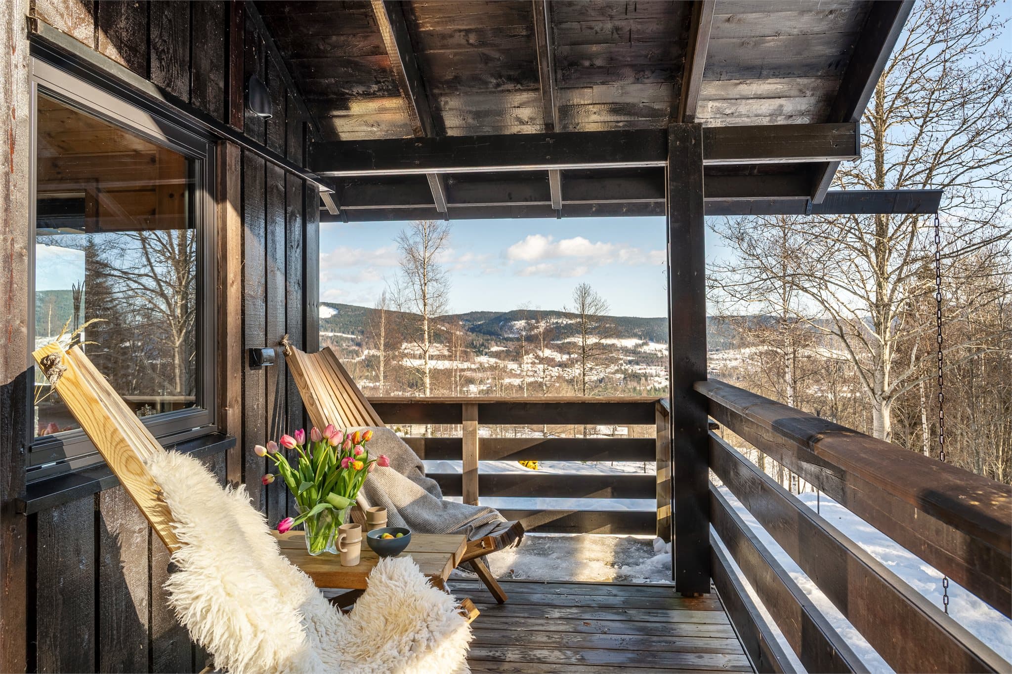 Den overbygde delen gir beskyttelse mot vær og vind, samtidig som man kan nyte frisk luft og sol når det passer.