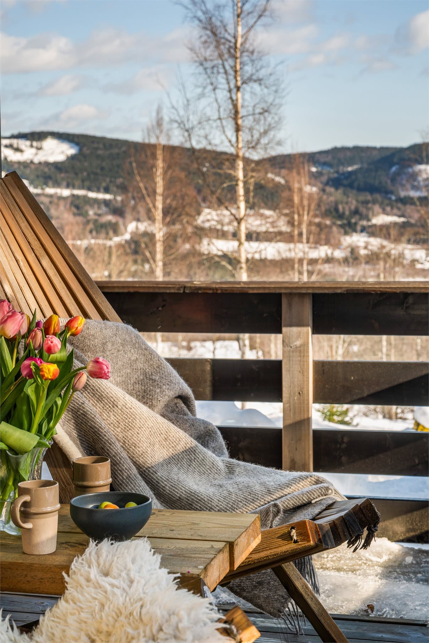 Solen varmer i veggen, snøen glitrer og den gode påskestemningen setter rammen for ekte, norsk hytteliv – rolig, stemningsfullt og helt til å forelske seg i.