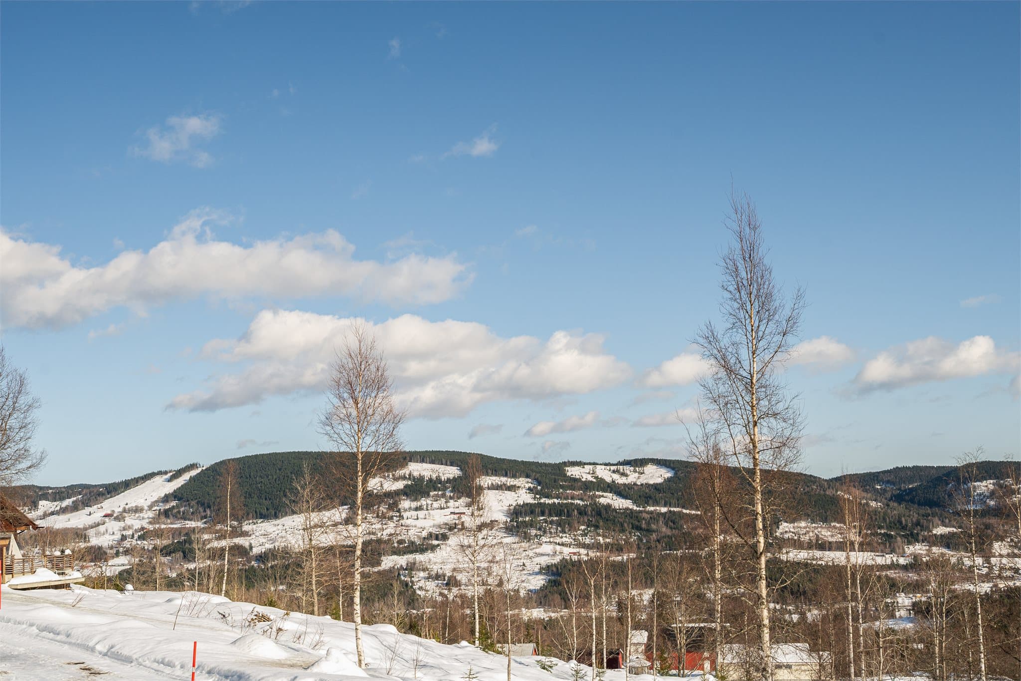 I horisonten skimtes det populære Hurdal Skisenter, som byr på gode vinteraktiviteter og alpintilbud. Skisenteret har rundt 11 nedfarter og 3 heiser, med bakker i ulike vanskelighetsgrader – fra barnevennlige familiebakker til mer krevende løyper.