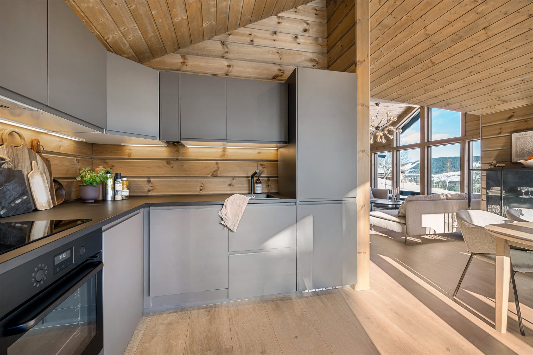 Den mørke komposittvasken kombinert med sort armatur gir et moderne og eksklusivt preg som står flott til de rene linjene i kjøkkeninnredningen.