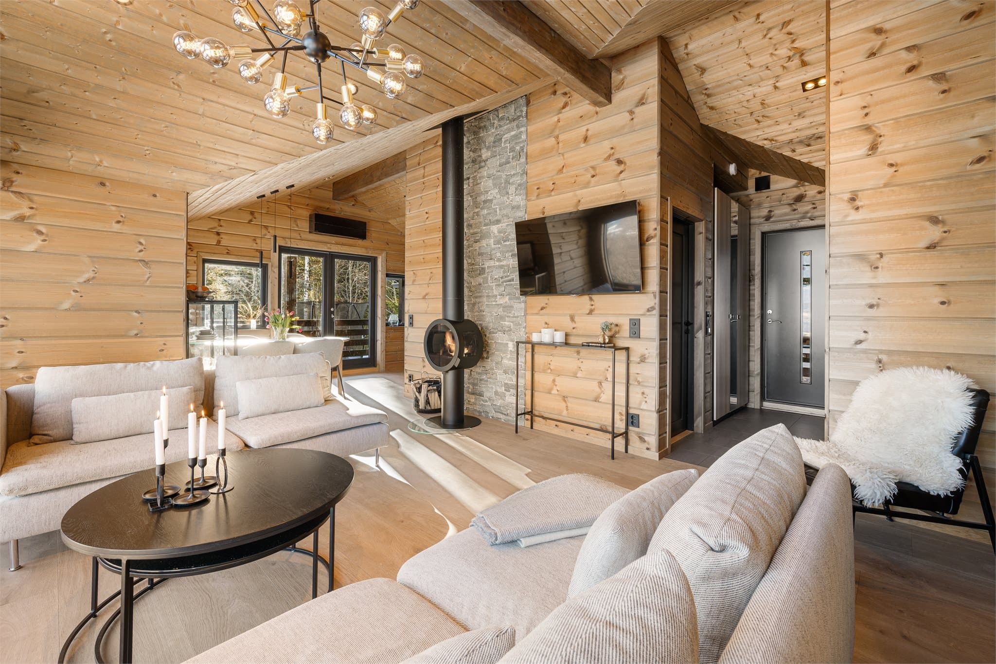 Planløsningen er både praktisk og fleksibel, med alle rom samlet på én flate, noe som gjør hytta ideell for alt fra par og barnefamilier til vennegjenger som ønsker et komfortabelt og lettvint fristed i fjellet.