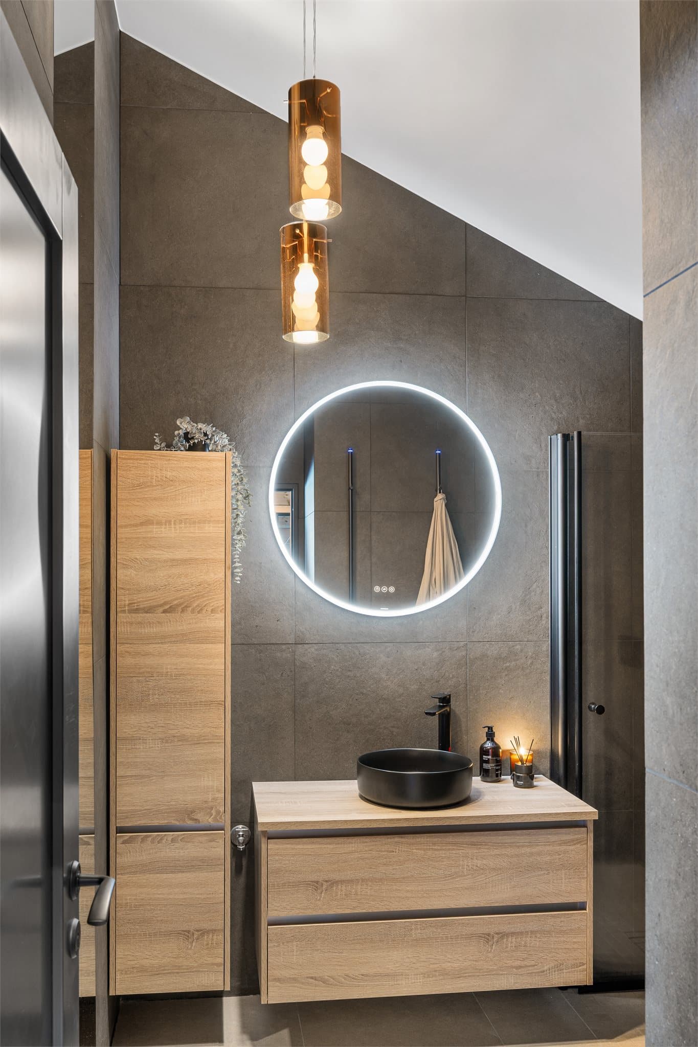 Helservantskålen på moderne skuffeinnredning i trefiner gir rommet et lunt og naturlig uttrykk, supplert med et praktisk høyskap som gir god lagringsplass.