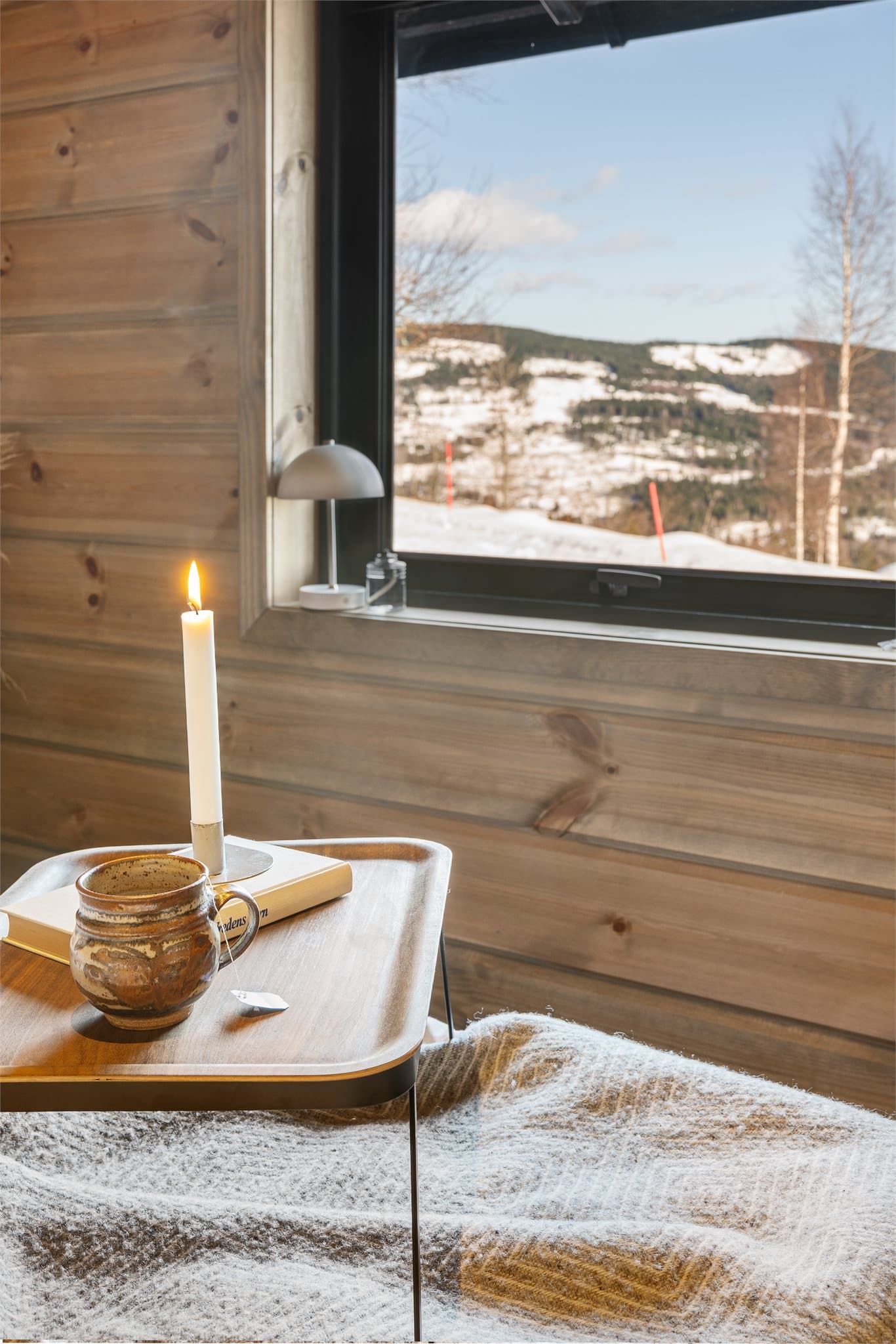 De to soverommene på hytta er gjennomtenkt innredet med fleksible løsninger som gjør dem perfekte for både familie og vennegjenger. Hvert rom er utstyrt med utrekkbare senger som enkelt kan settes sammen til dobbeltseng, og suppleres med en ekstra seng.