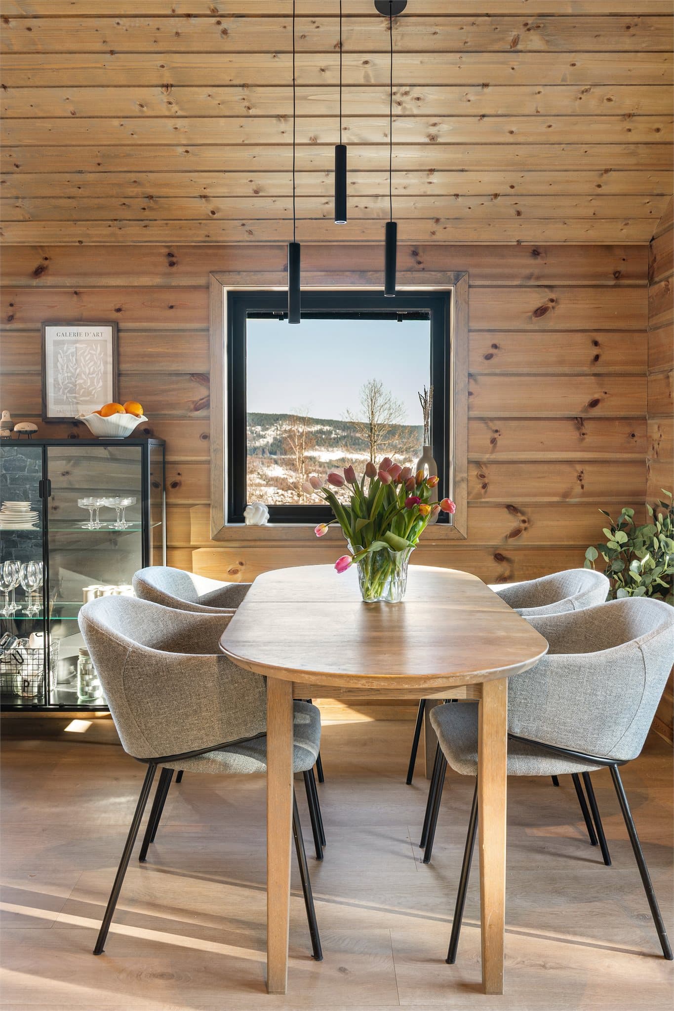 Her er det god plass til både hverdag og sosiale sammenkomster, hvor samtalen enkelt kan flyte mellom sonene.