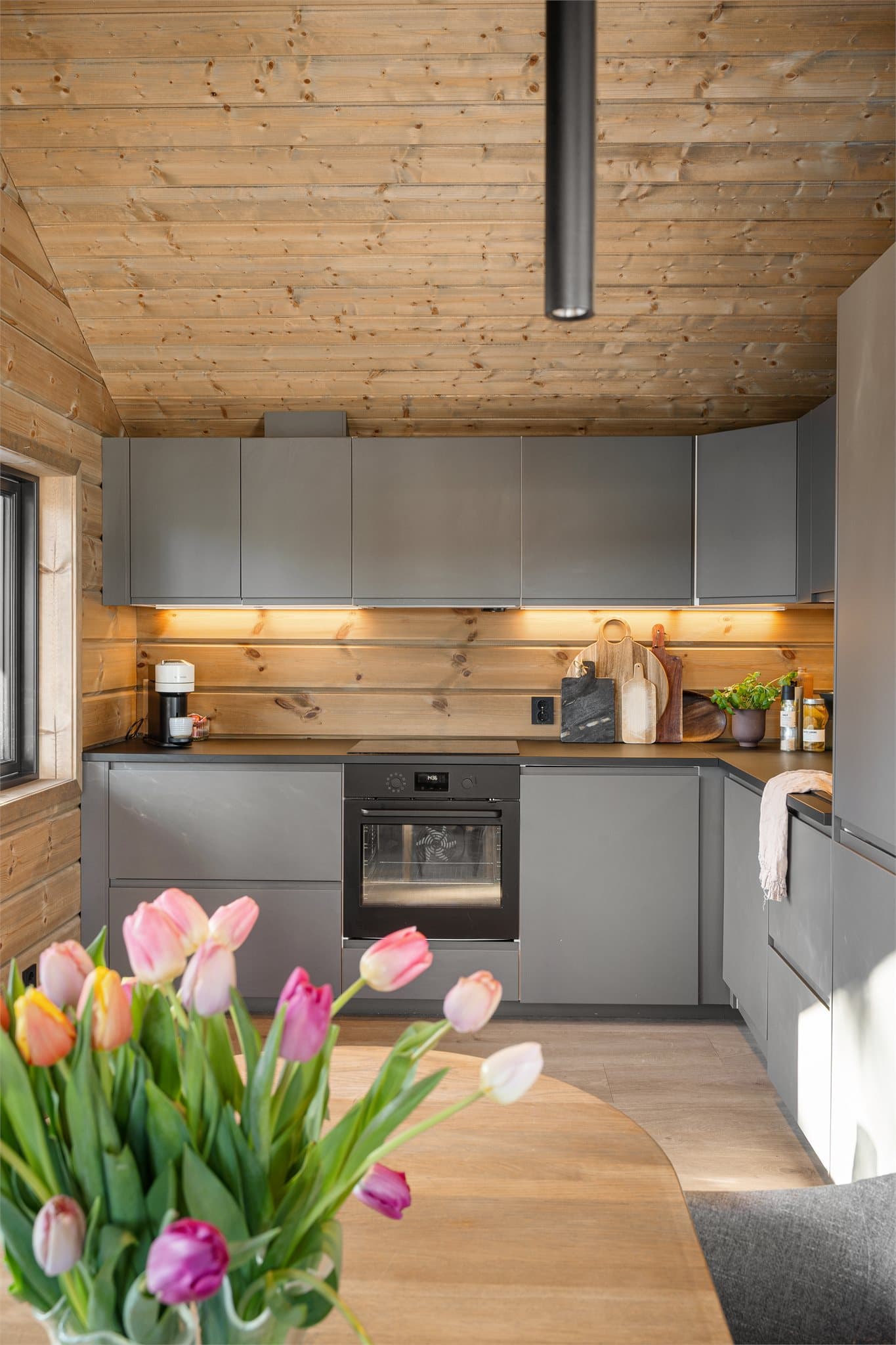 Integrerte hvitevarer sørger for et helhetlig og ryddig preg, hvor funksjonalitet og design går hånd i hånd.