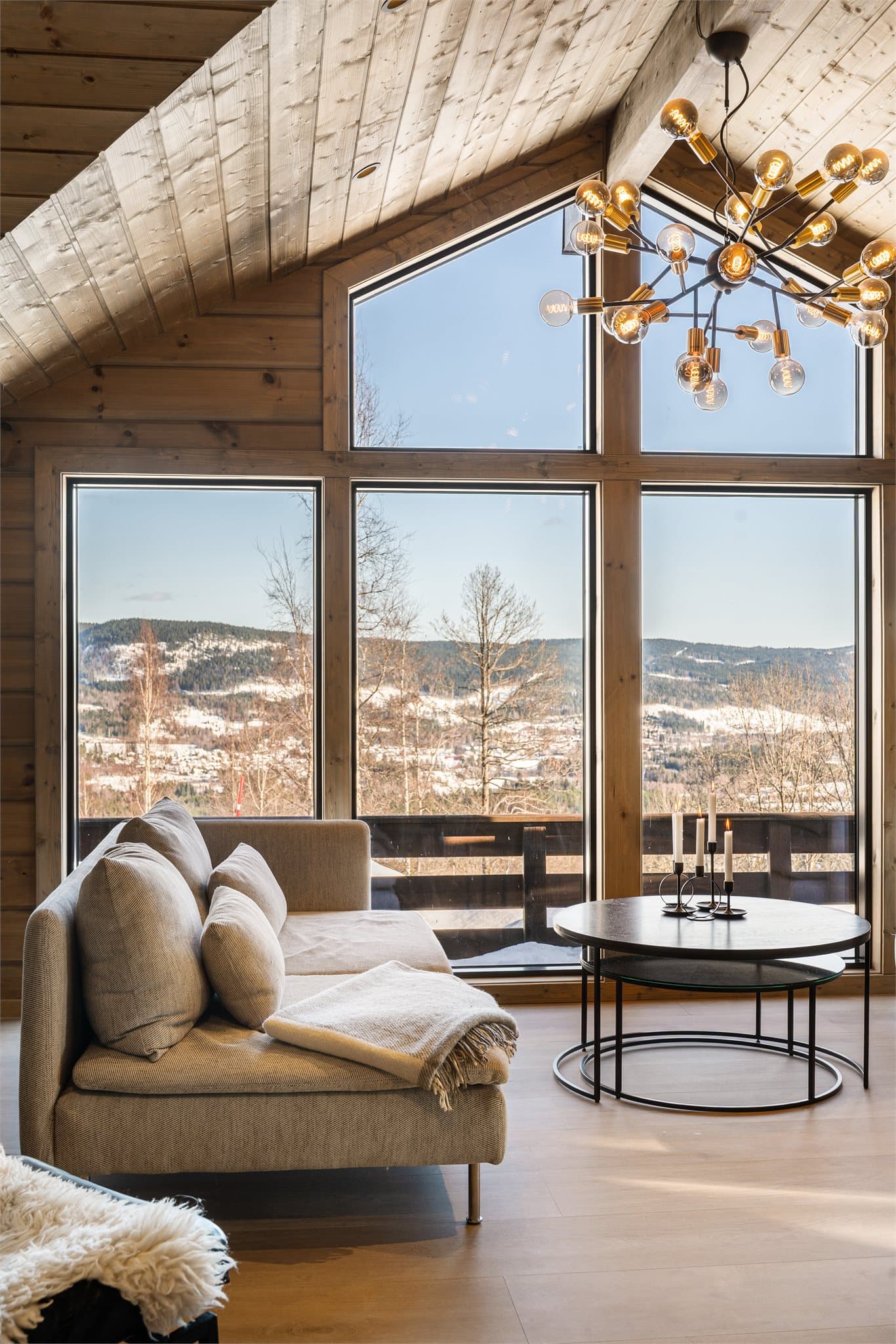 Fra stuen strekker et arkitektonisk utstikk seg ut og skaper et spennende uttrykk, samtidig som de store glassflatene slipper naturen inn og gir rikelig med lys og naturskjønn utsikt. Hytta er opprinnelig oppført i 2016, men ferdigstilt innvendig i 2022.