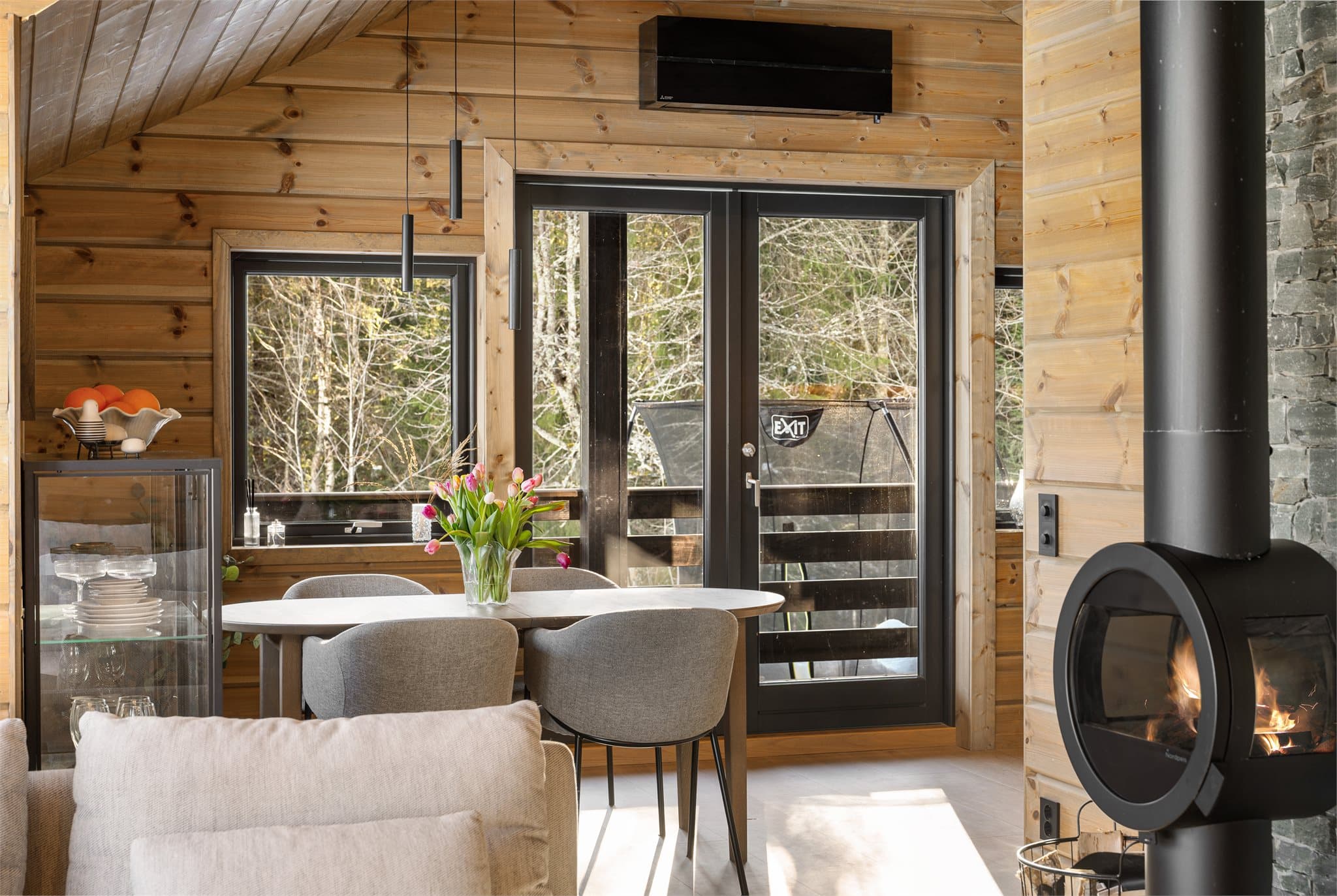 Fra spiseplassen er det også direkte utgang gjennom den tofløyede balkongdøren til den overbygde verandaen, noe som gjør det enkelt å flytte måltider og hyggelige stunder ut i det fri på varme dager.