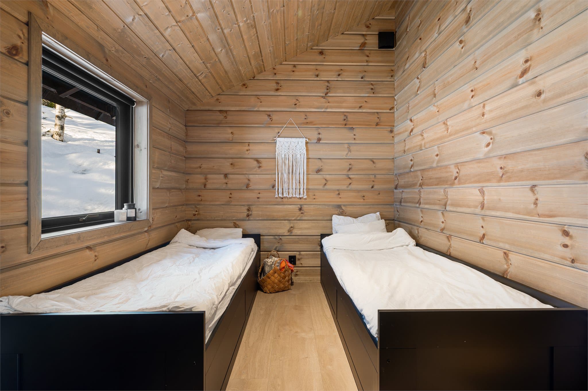 Hvert rom er utstyrt med utrekkbare senger som enkelt kan settes sammen til dobbeltseng, og kan suppleres med en ekstra enkeltseng for å gi plass til opptil tre sengeplasser per rom.