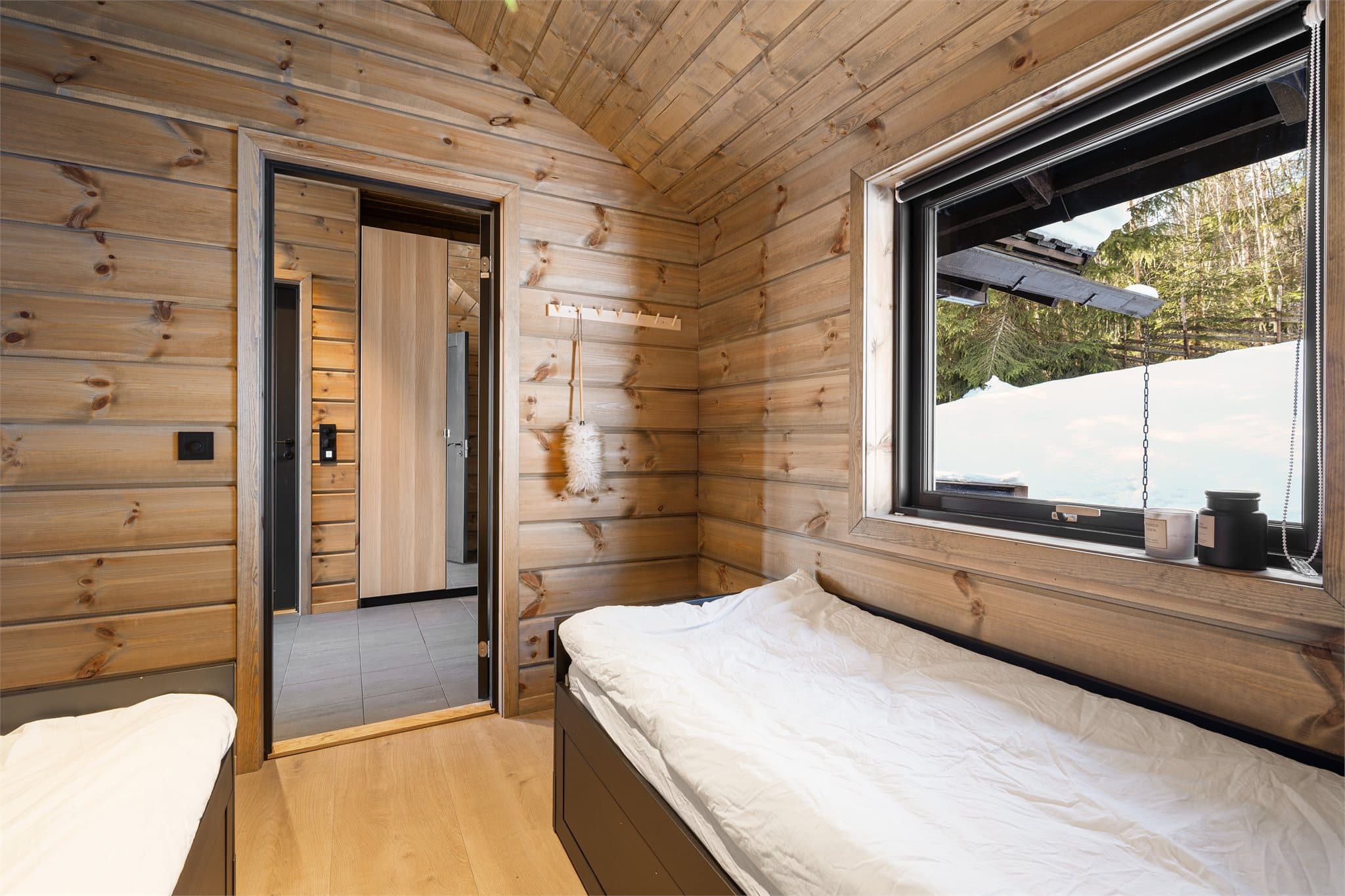 Dette gjør rommene svært praktiske når man er mange på hytta, samtidig som de beholder en ryddig og innbydende atmosfære