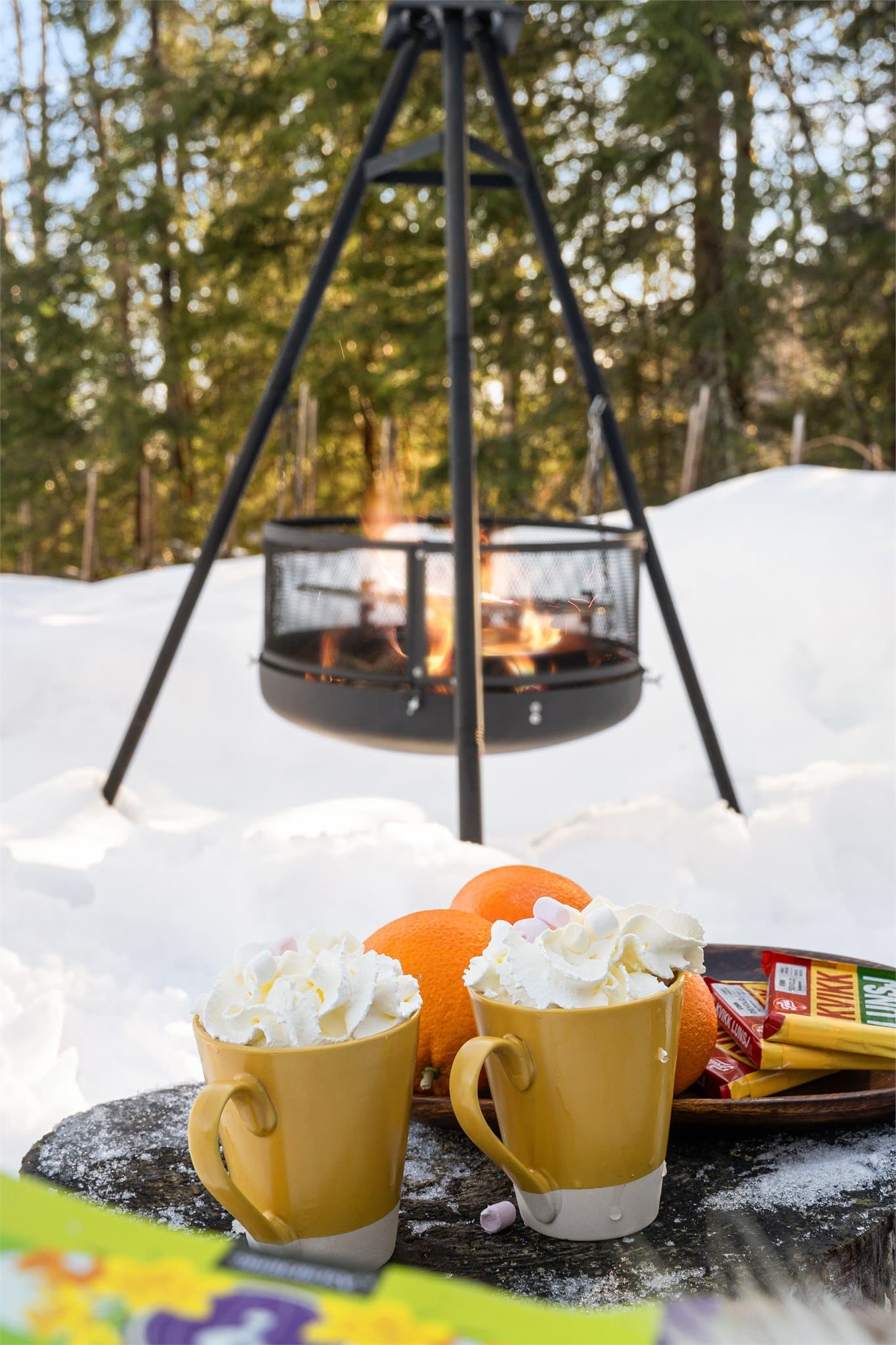 Den friske fjelluften, kombinasjonen av varm ild og søt sjokolade, og den magiske, hvite naturen rundt skaper et uforglemmelig øyeblikk av kos og påskestemning ute i Hurdal.
