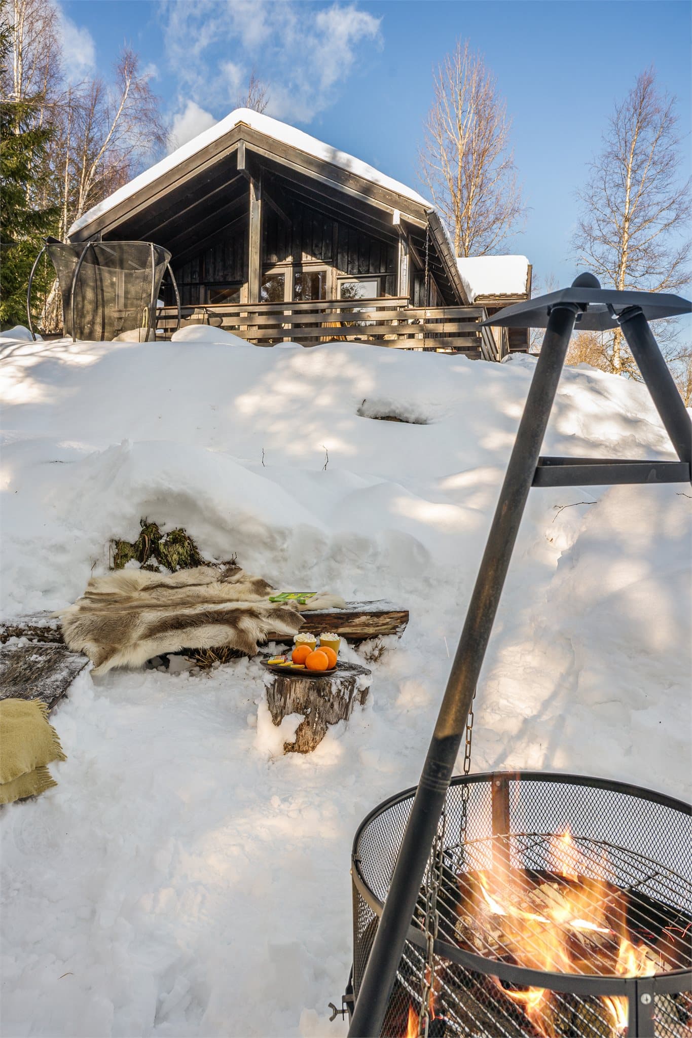 Hele uteområdet er gjennomtenkt for sosialt samvær, lek og avslapning – en naturlig forlengelse av hyttelivet innendørs.