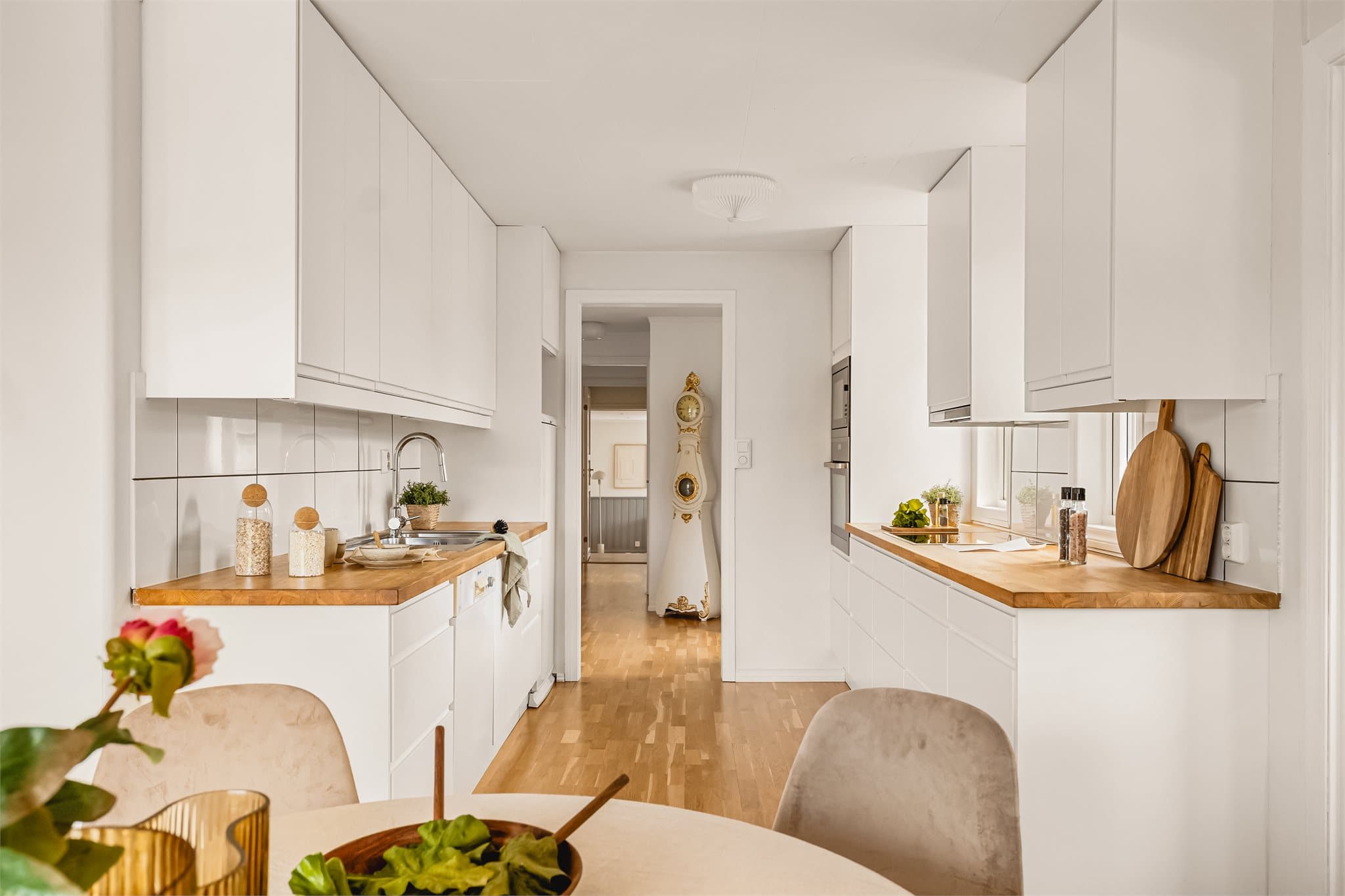 Delvis integrerte hvitevarer og benkeplate i heltre eik