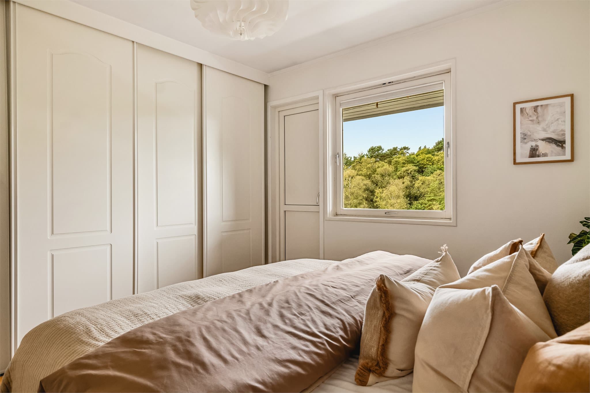 Her er det godt med oppbevaringsplass og utgang til terrassen