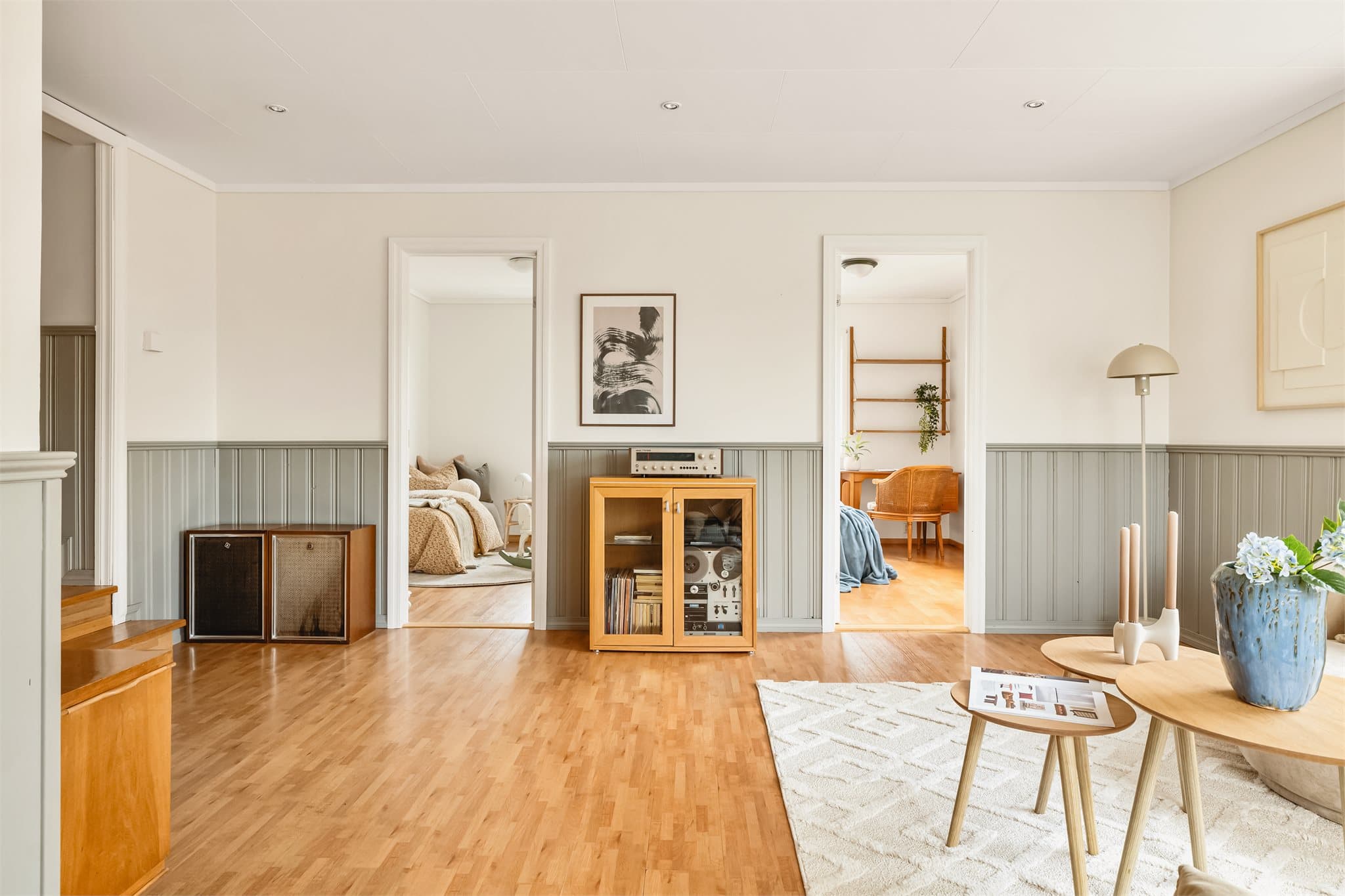 Fra tv-stuen har du tilkomst til to av soverommene