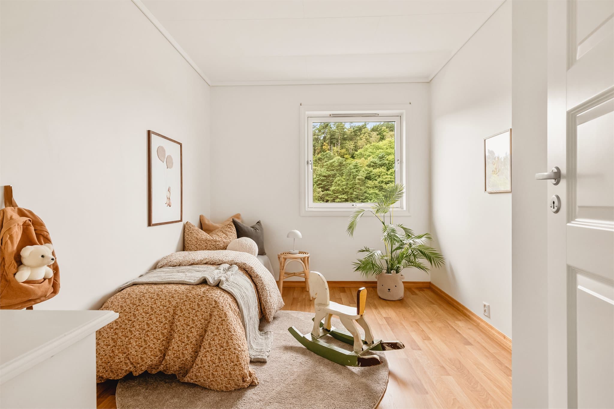 Soverom 2 måler 8,7 kvm. Her er det både garderobeskap og varme i gulvet