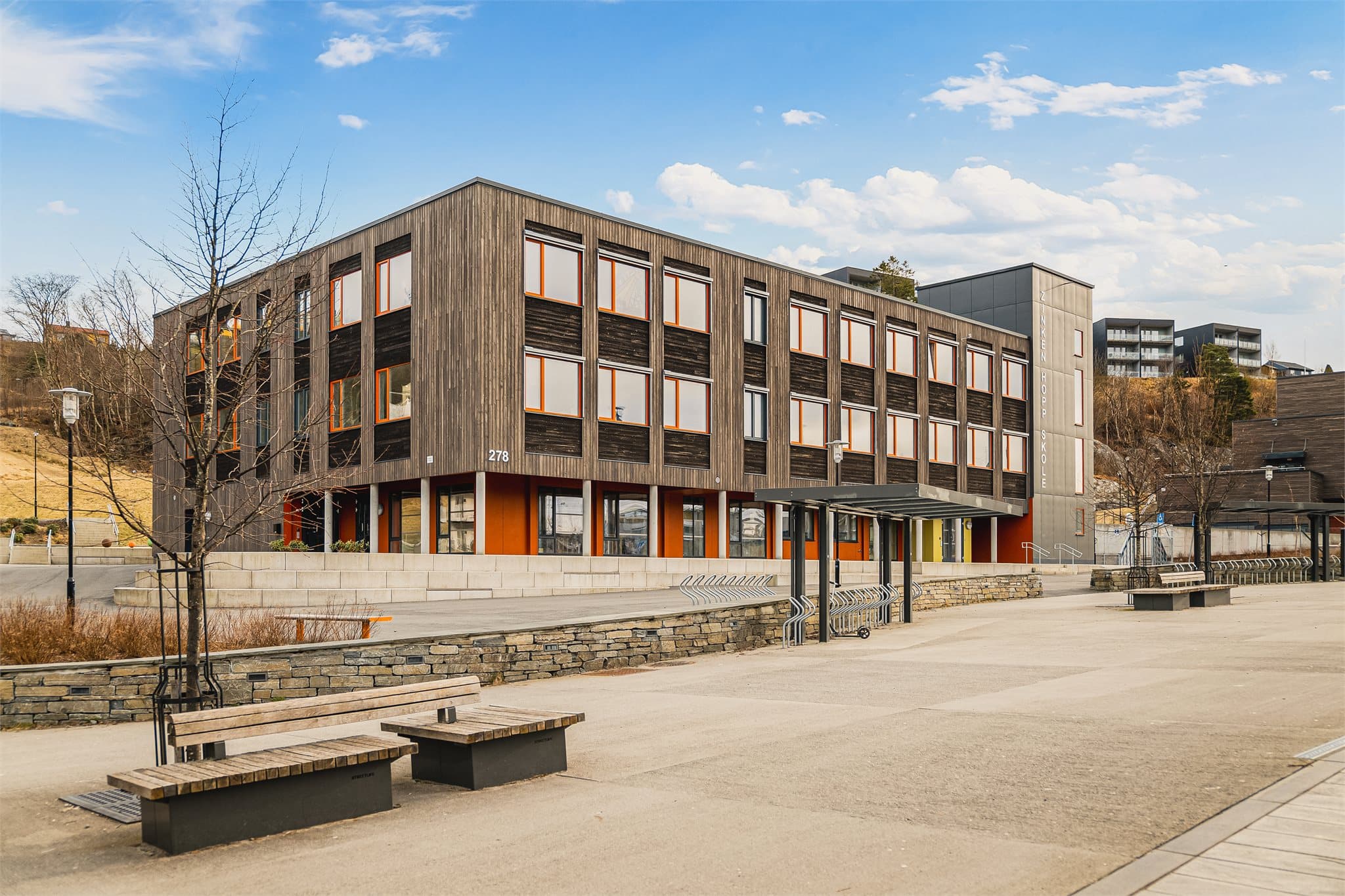 Området byr på flere barnehager og skoler, blandt dem Zinken Hopp skole