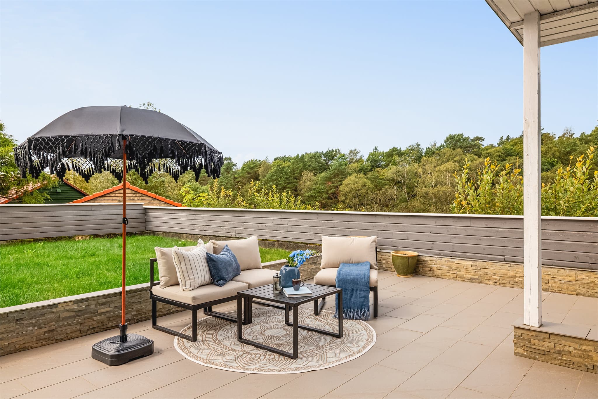 Solrik uteplass hvor solen holder seg til sent på kvelden