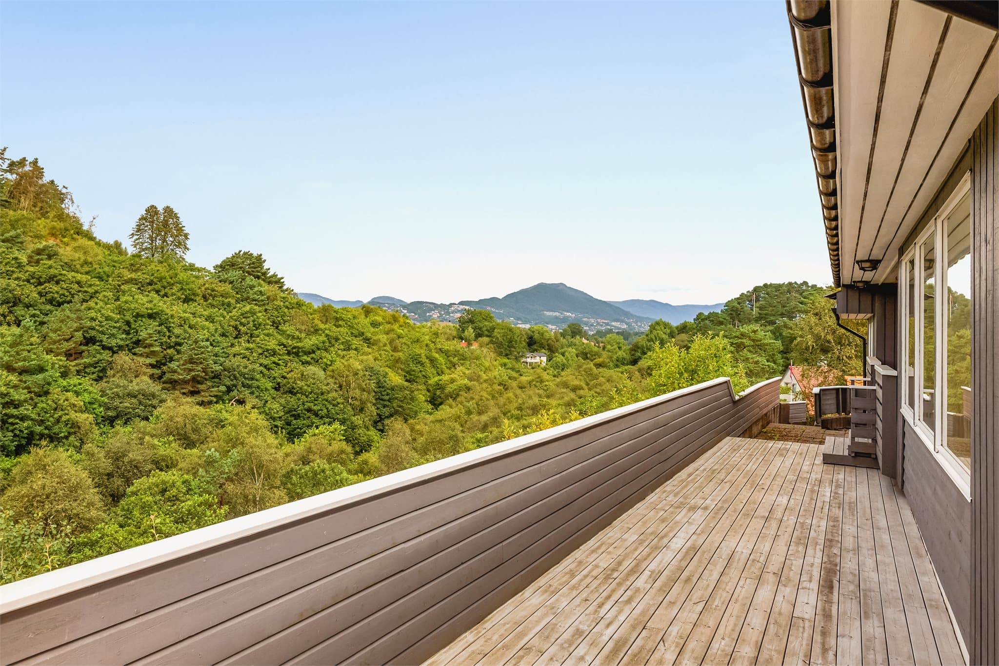 Nord/vestvendt terrasse som måler hele 56,3 kvm hvorav 12 kvm er overbygd