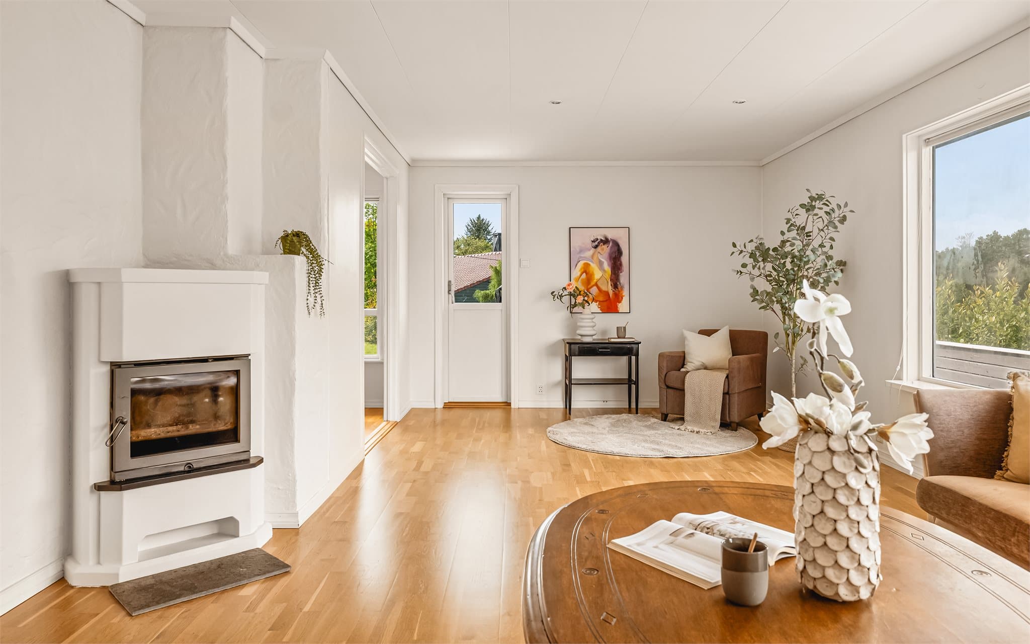 Fra stuen er det utgang til terrassen og hagen