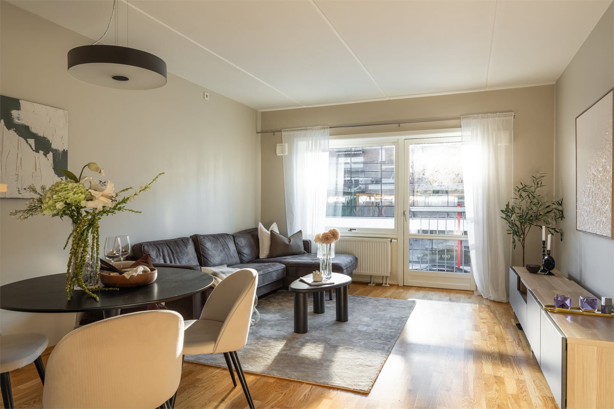 Leiligheten har generøse vinduer som slipper inn rikelig med dagslys.