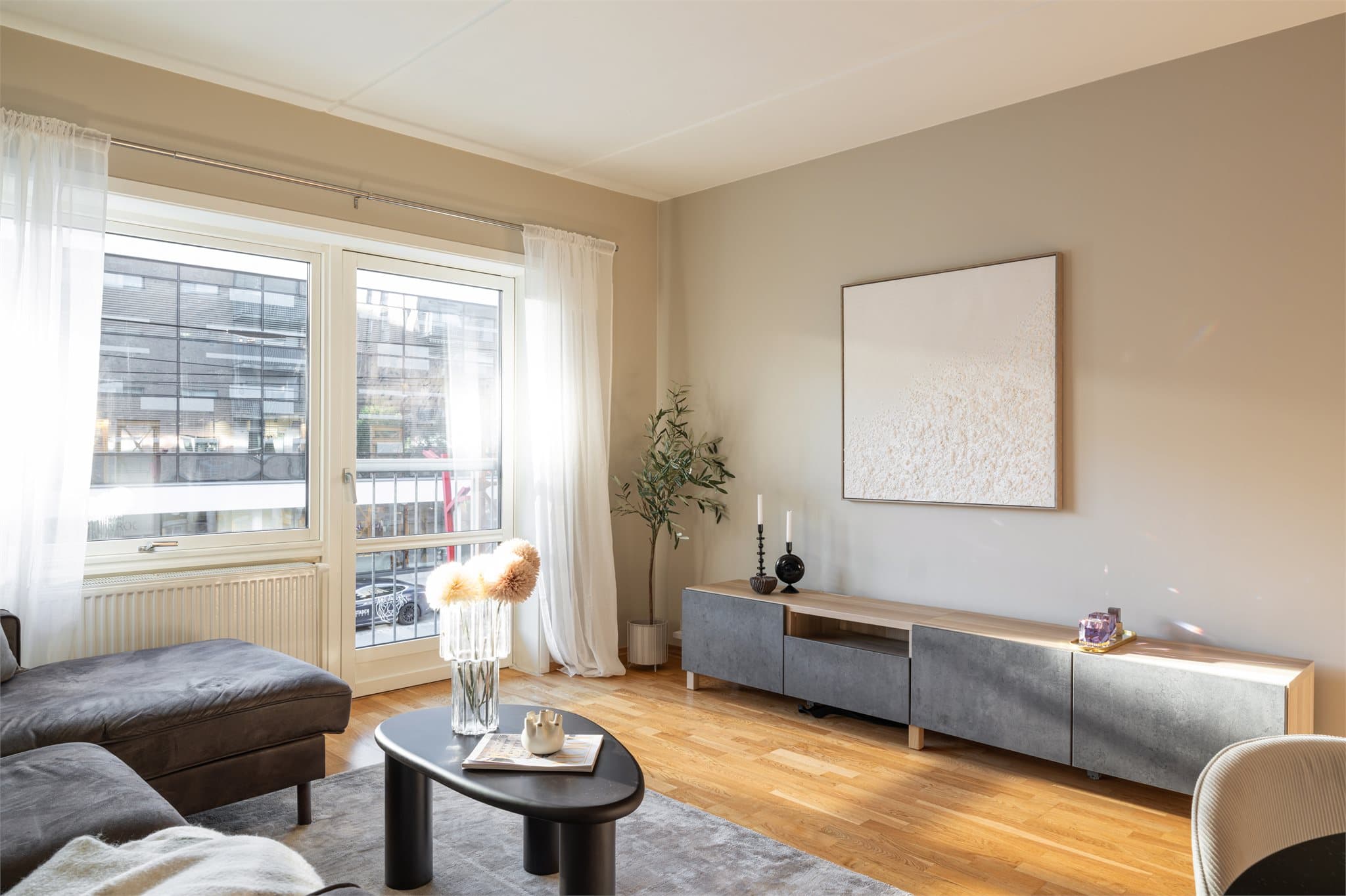 Åpen og fleksibel stue med plass til både sofagruppe, TV-seksjon og annet møblement.