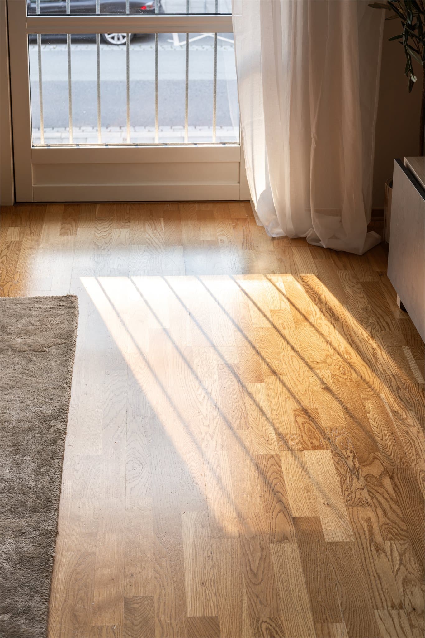 Flott lysinnslipp fra store vinduer.