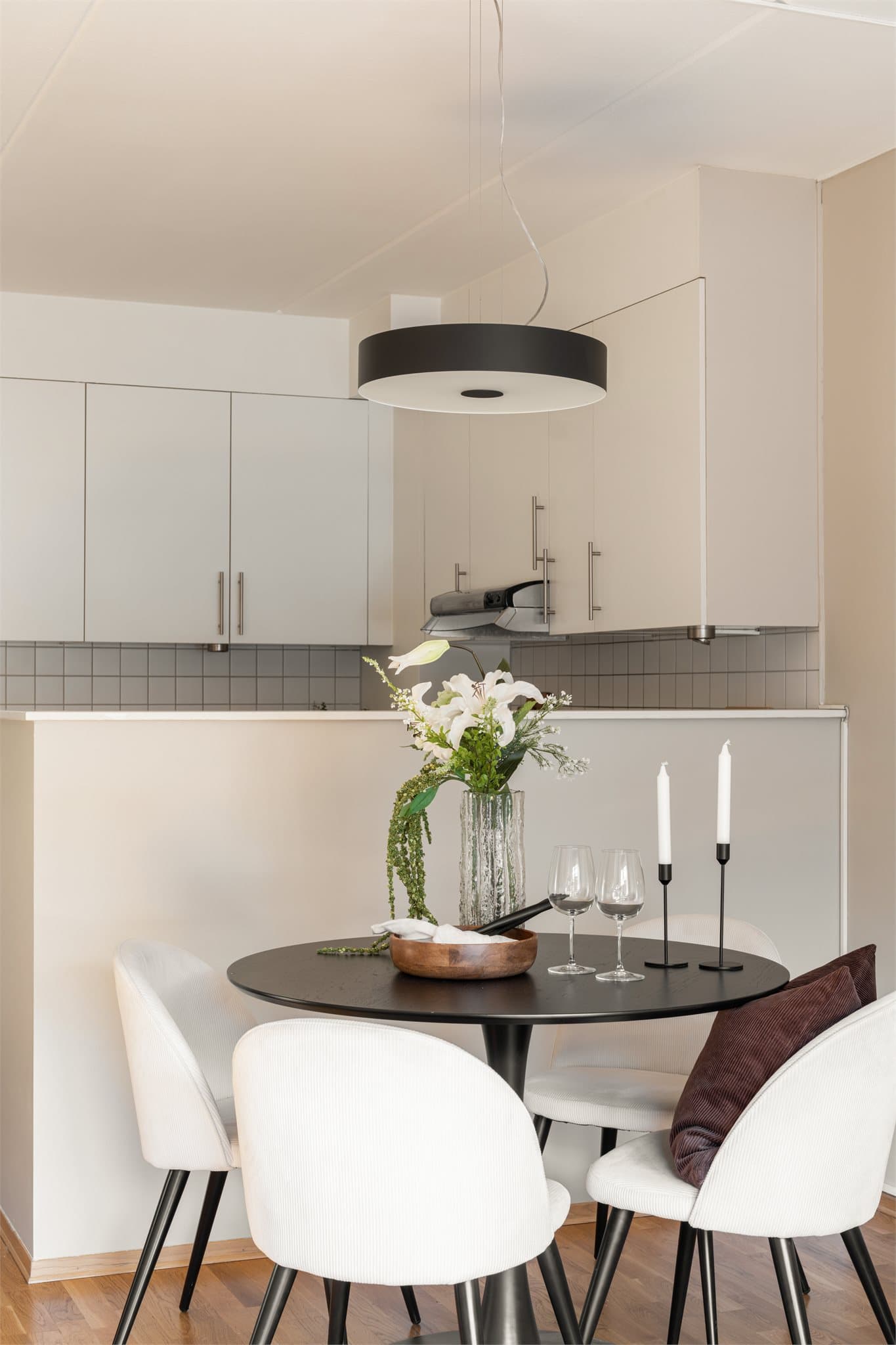 Kjøkkenet er delvis skjermet med delvegg mot kjøkken.