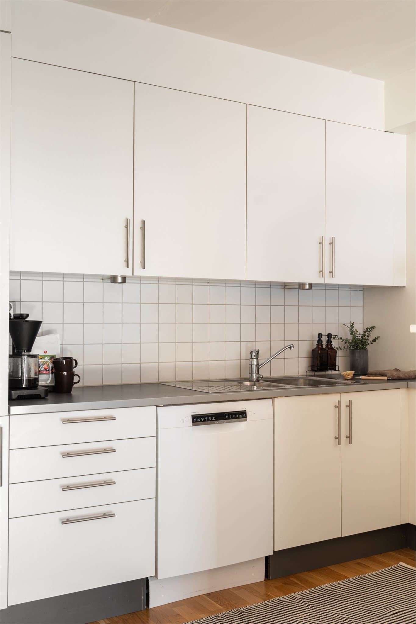 Kjøkken med lyse, stilrene flater som gir et tidløst uttrykk.