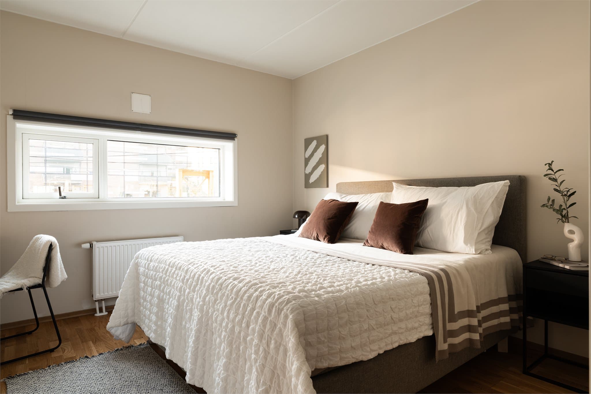 Soverommet er romslig med plass til dobbeltseng, nattbord og ønsket møblement.