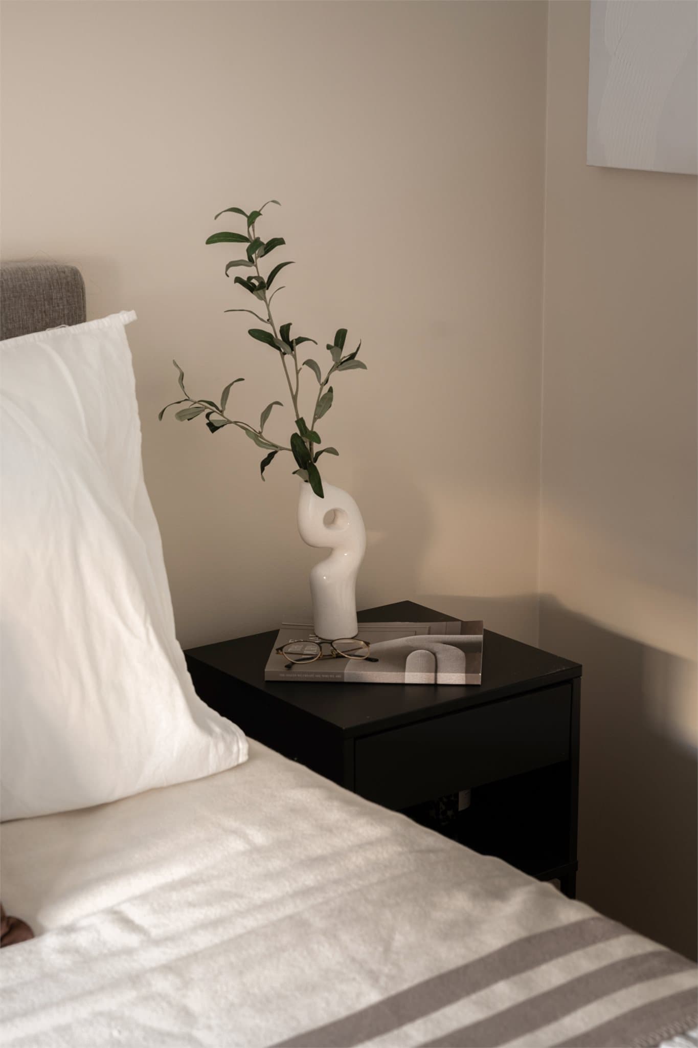 Veggen er malt i en lun, dempet tone som skaper en rolig atmosfære på soverommet.