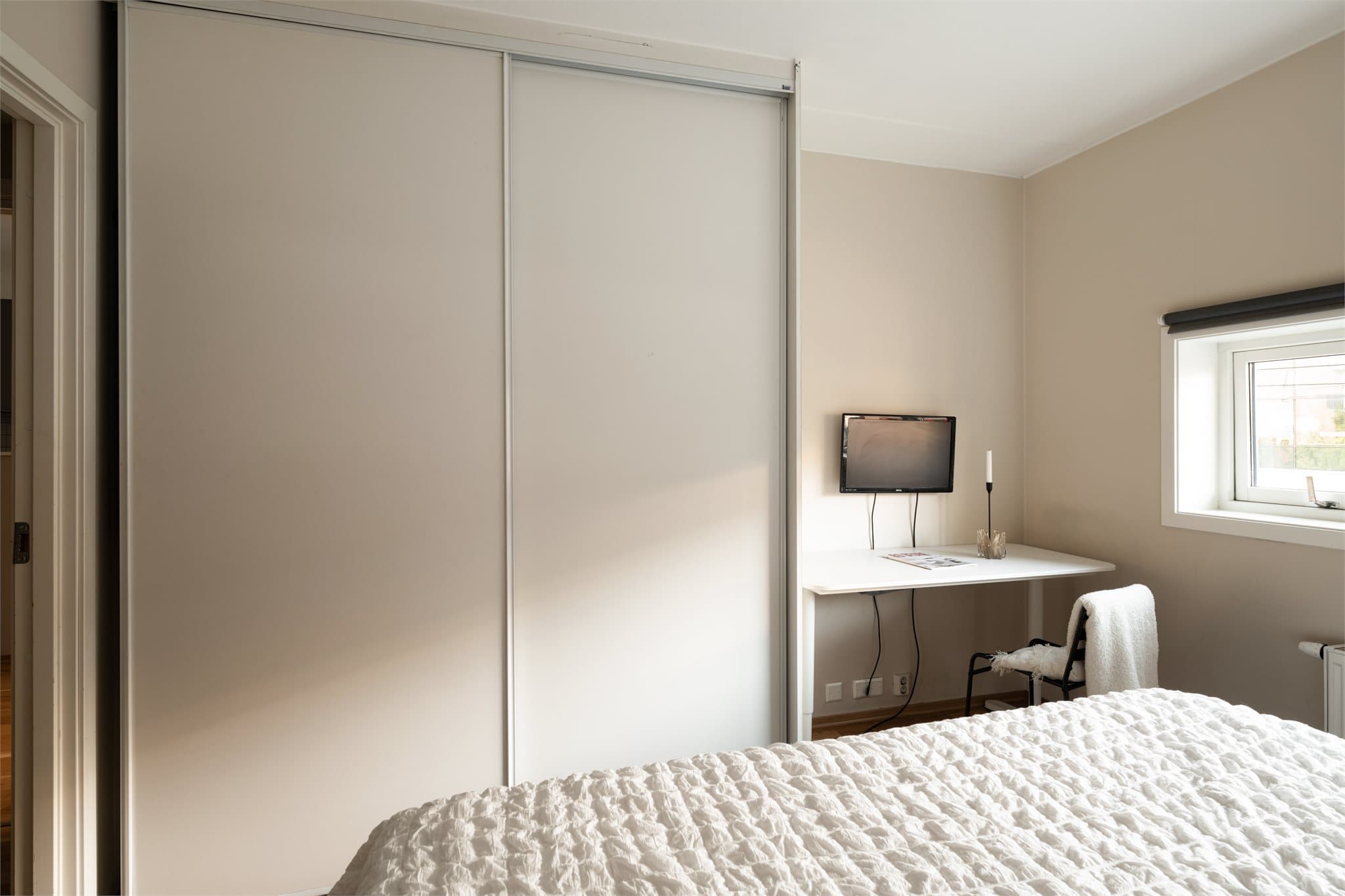 Godt med plass til skyvedørsgarderobe for praktisk oppbevaring av klær.