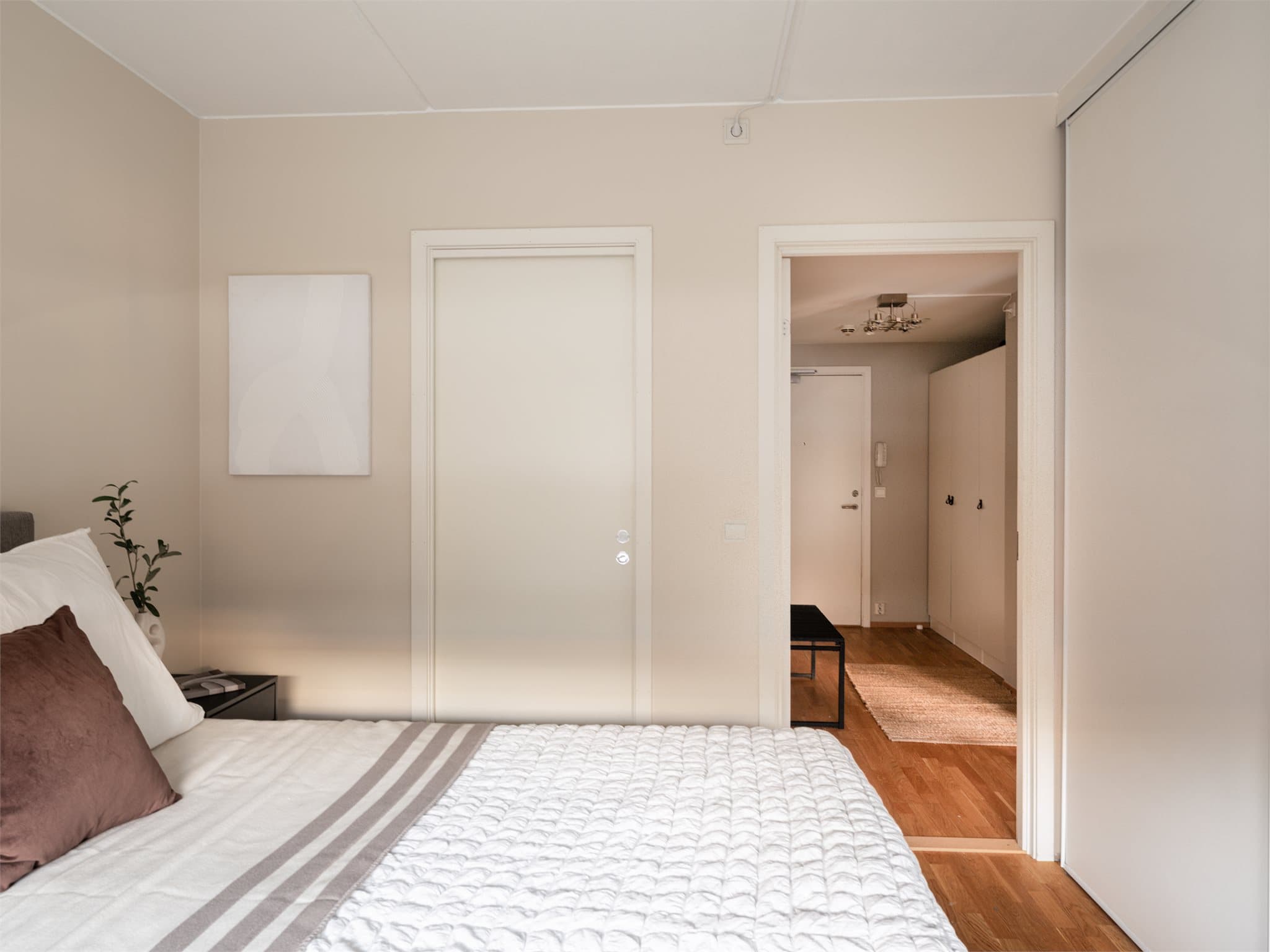 Soverommet har egen inngang til innvendig bod /walk-in closet
, perfekt til oppbevaring.