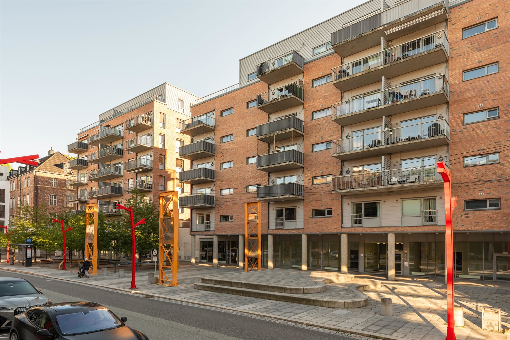 Pent opparbeidet fasade og uterom.