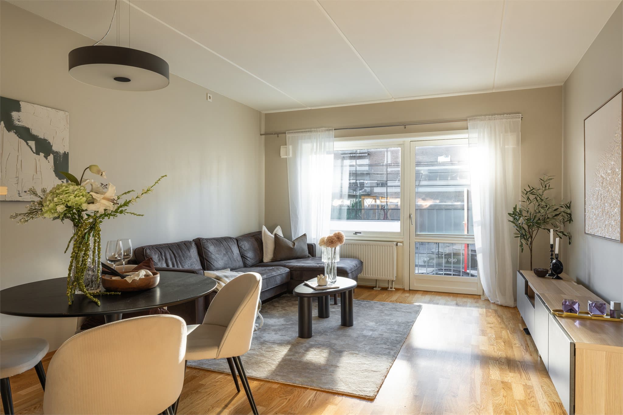 Dette er en romlig og lys 2- roms leilighet fint beliggende i Kværnerbyen.