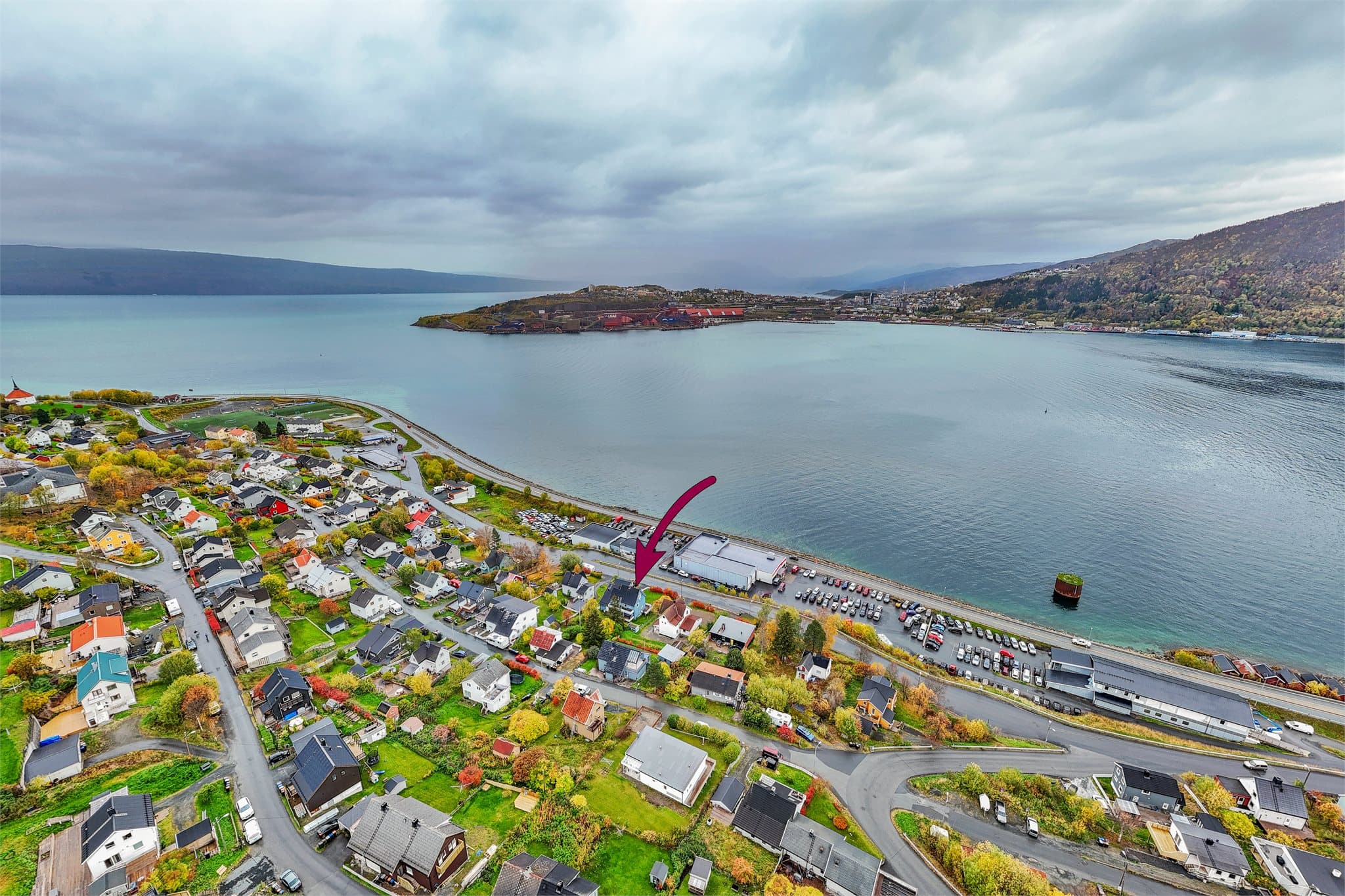 Kort vei over Beisfjordbrua inn til Narvik sentrum med forretninger og servicetilbud.