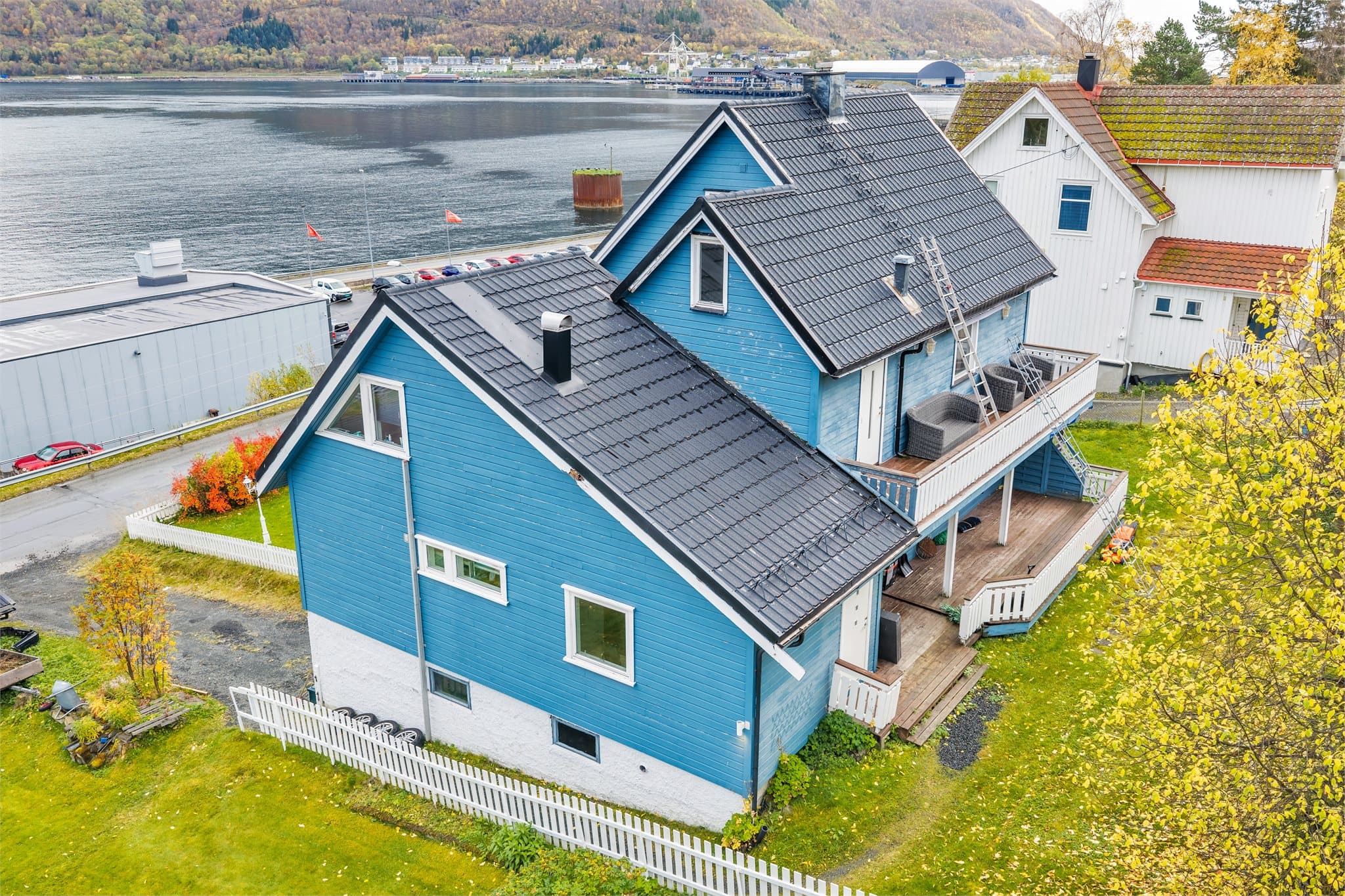 Eiendommen ligger skjermet til med flott fjordutsikt og opparbeidede uteplasser.