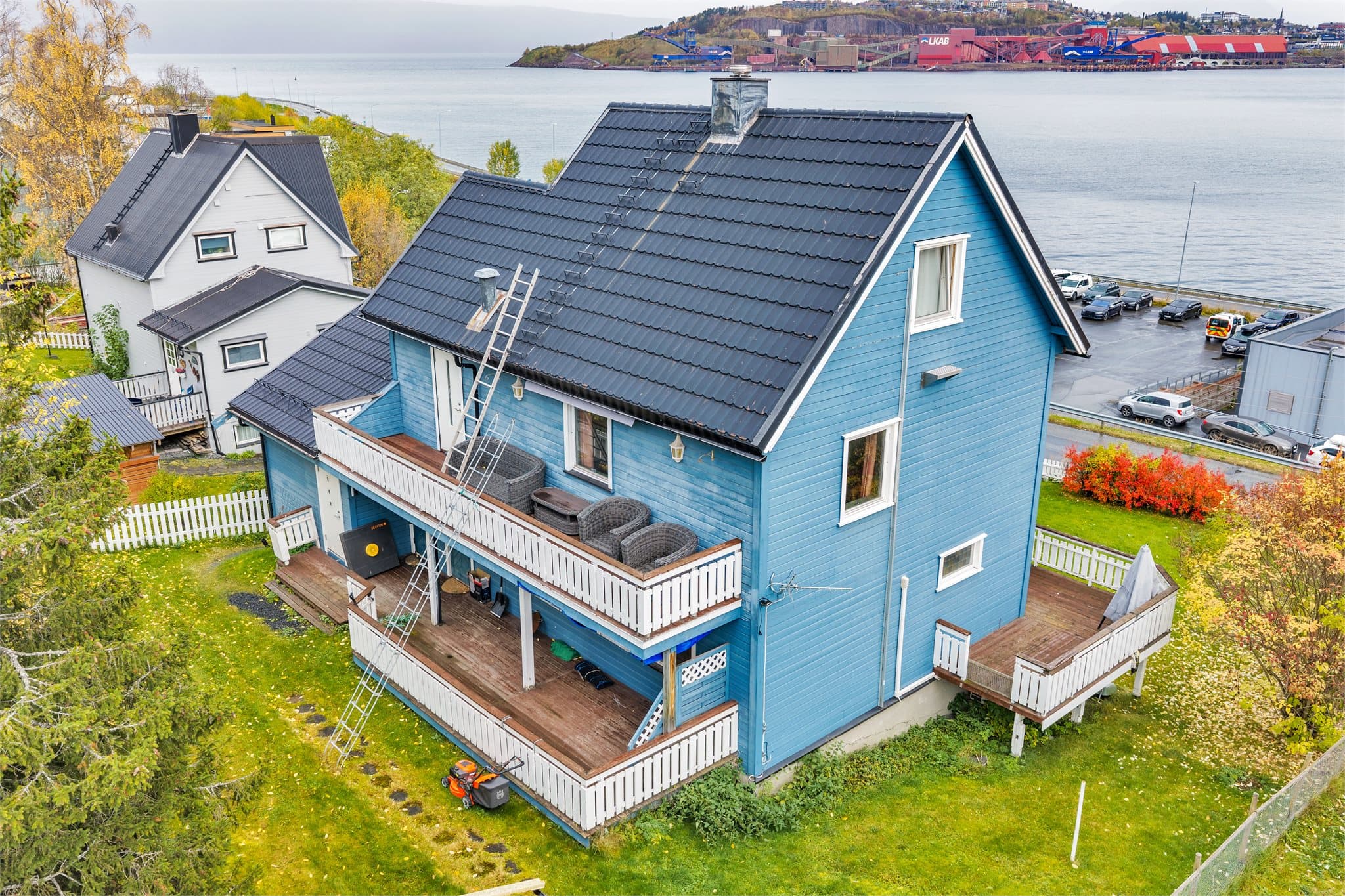 Innholdsrik tomannsbolig over fire plan med store uteplasser og utsikt over Ofotfjorden.