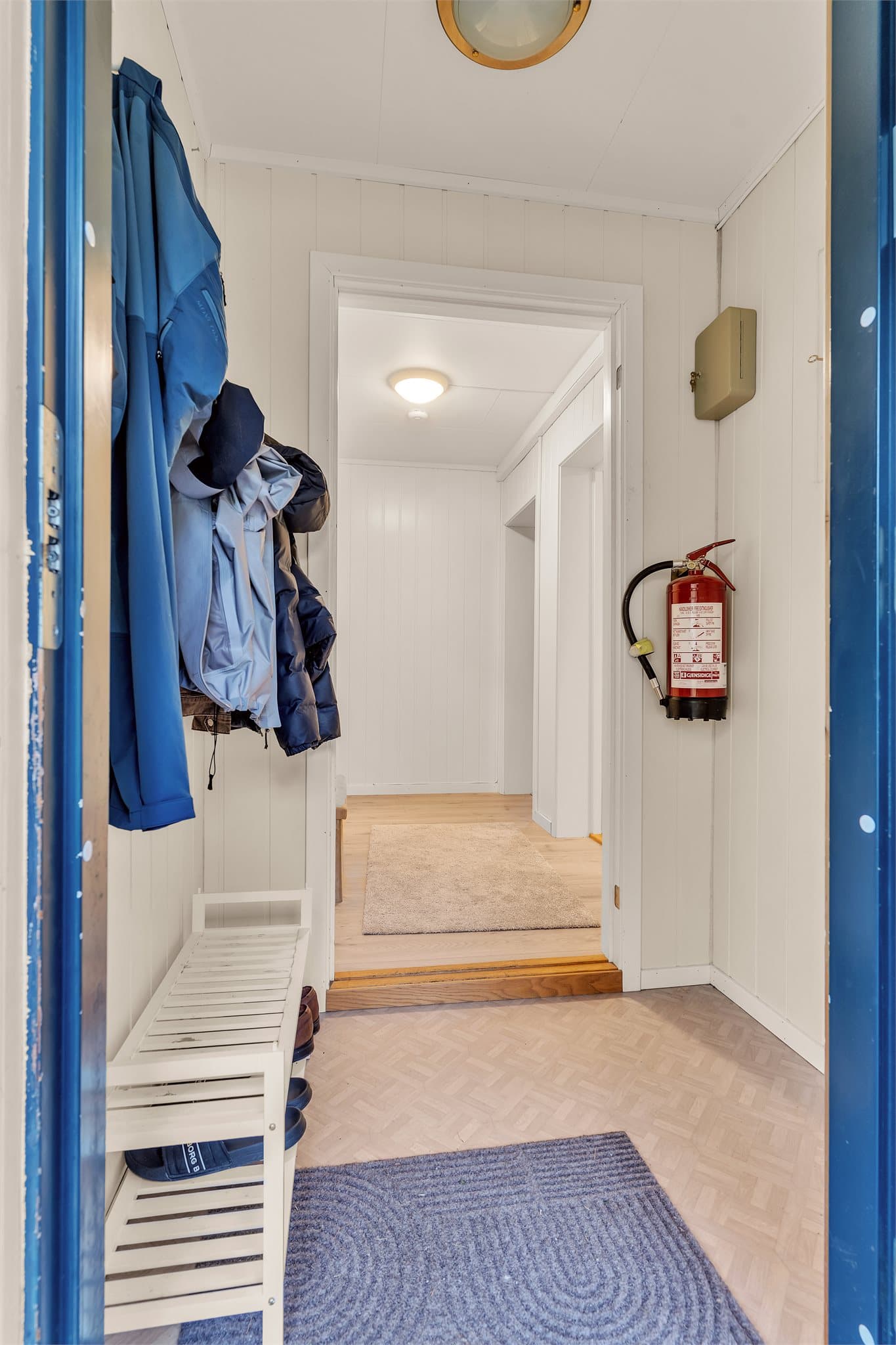 Vindfanget i 1. etasje har plass til klesoppheng og videre adkomst til gangen.