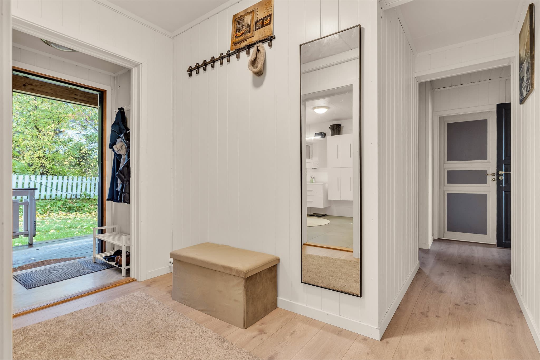 Gangen forbinder inngangspartiet med badet, oppholdsrommene og soverommene.