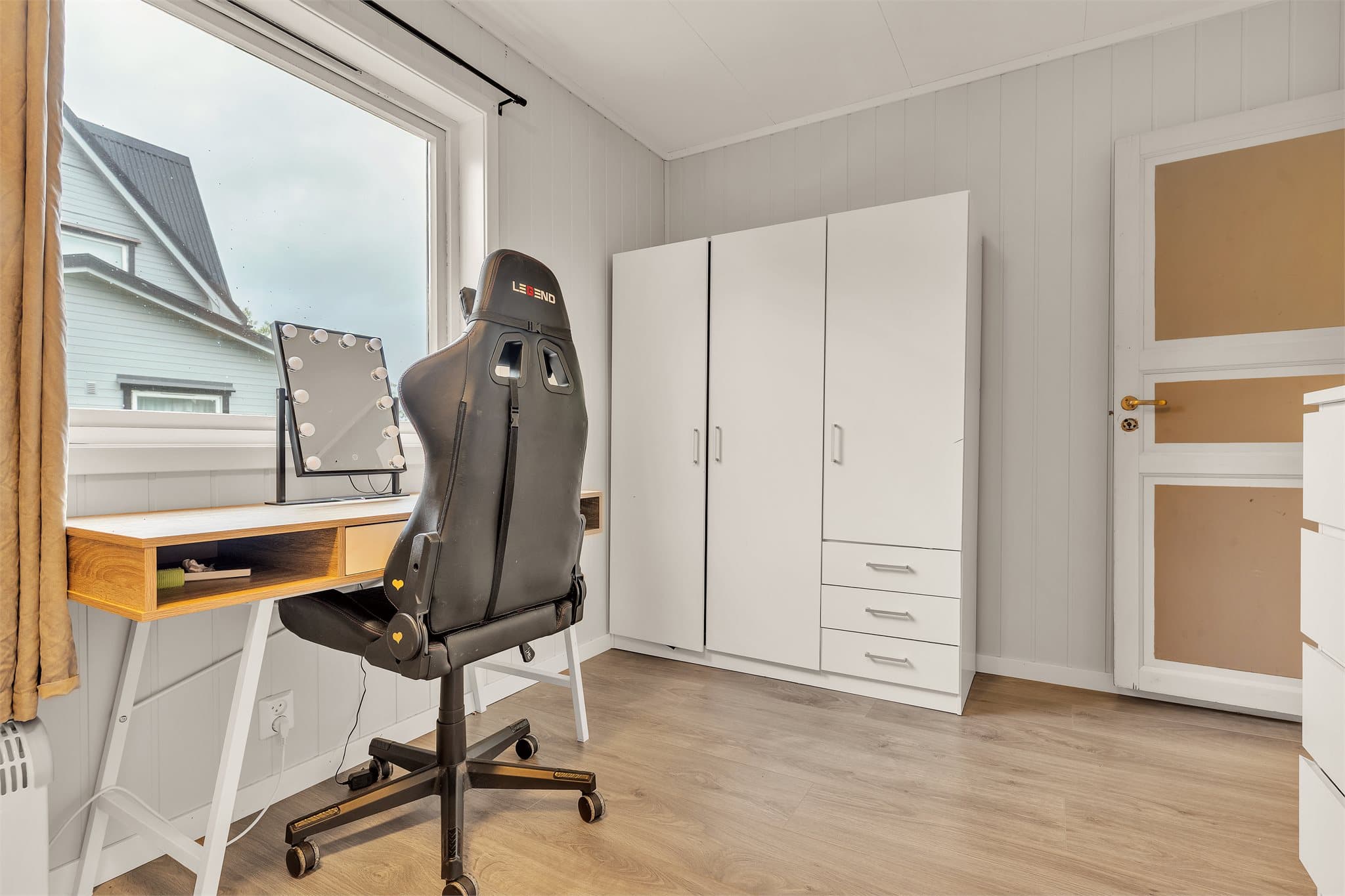 Rom i 1. etasje innredet som soverom med garderobeskap og arbeidsplass. Innredningen avviker fra godkjente tegninger, der rommet er byggemeldt som bod.