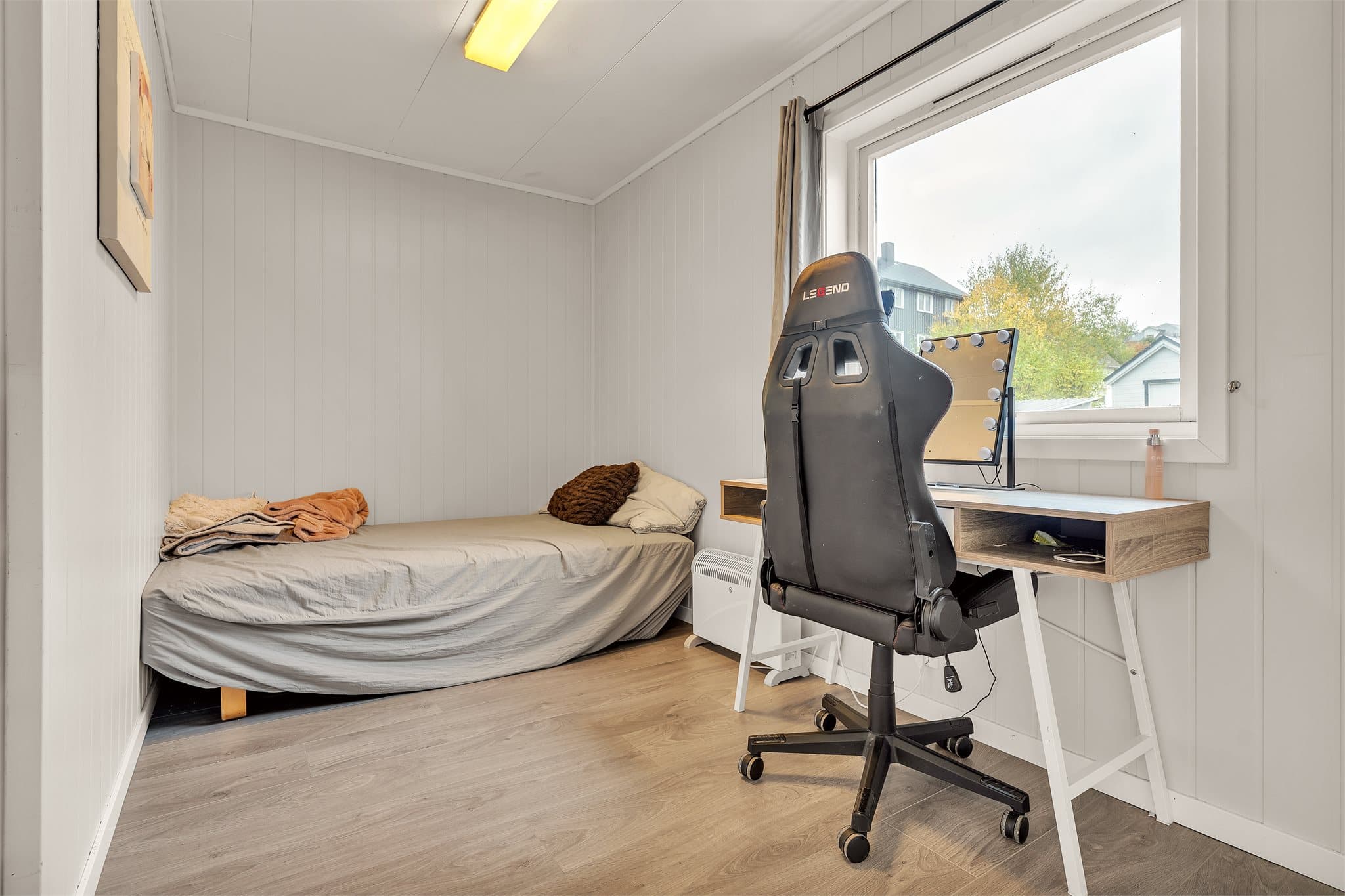 Rommet har laminat på gulv og malte platevegger. Innredningen avviker fra godkjente tegninger, der rommet er byggemeldt som bod.