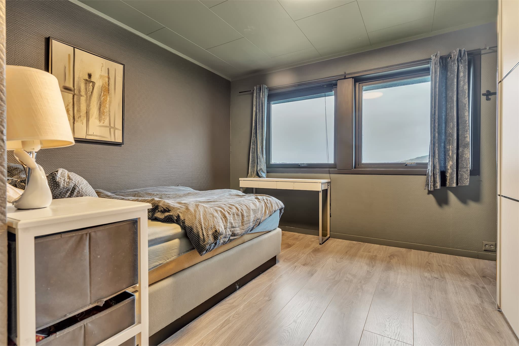 Hovedsoverommet i 1. etasje har god plass til dobbeltseng og vinduer mot vest.