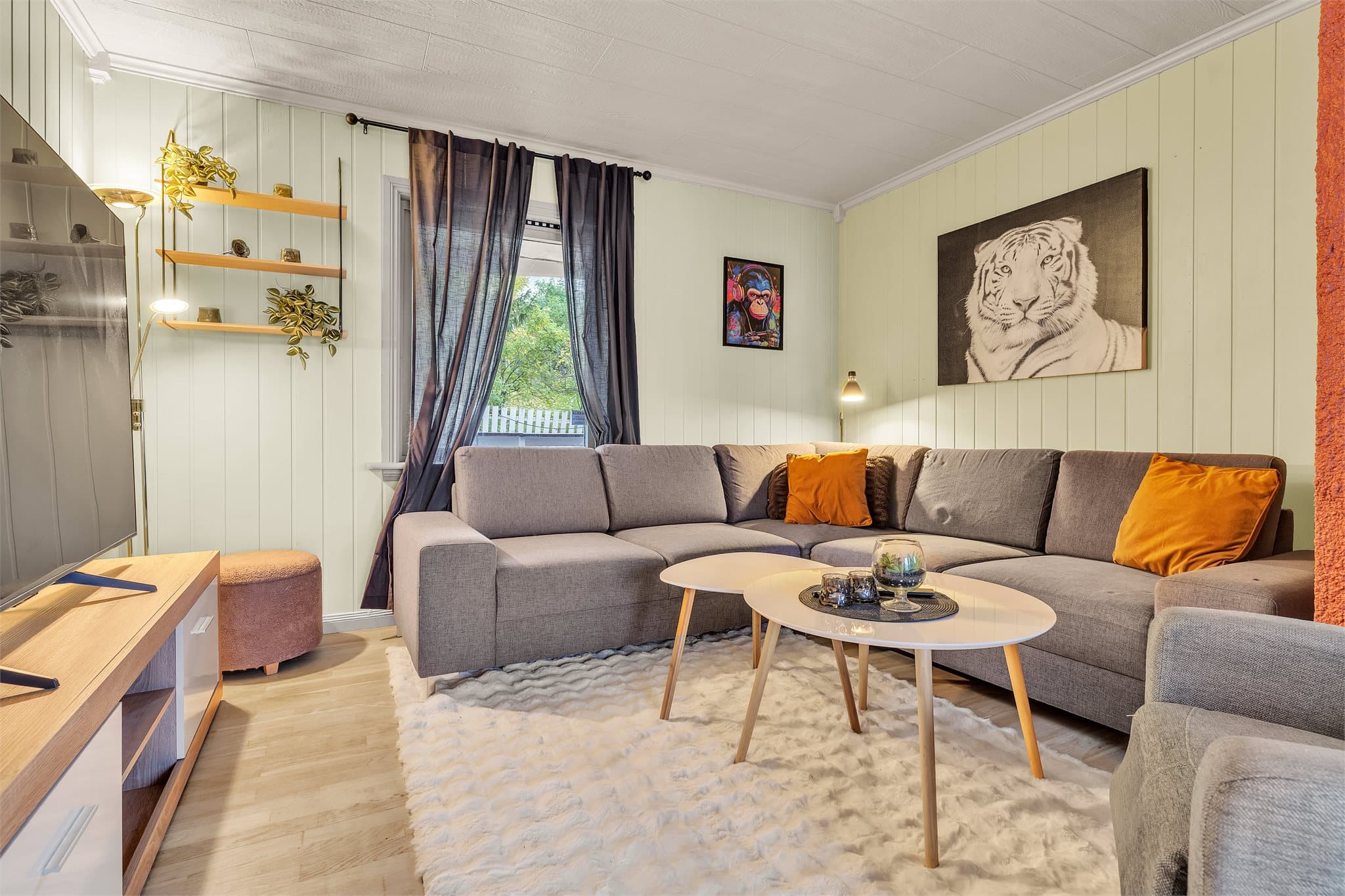 Romslig stueflate med god plass til både sittegruppe og mediemøbler.