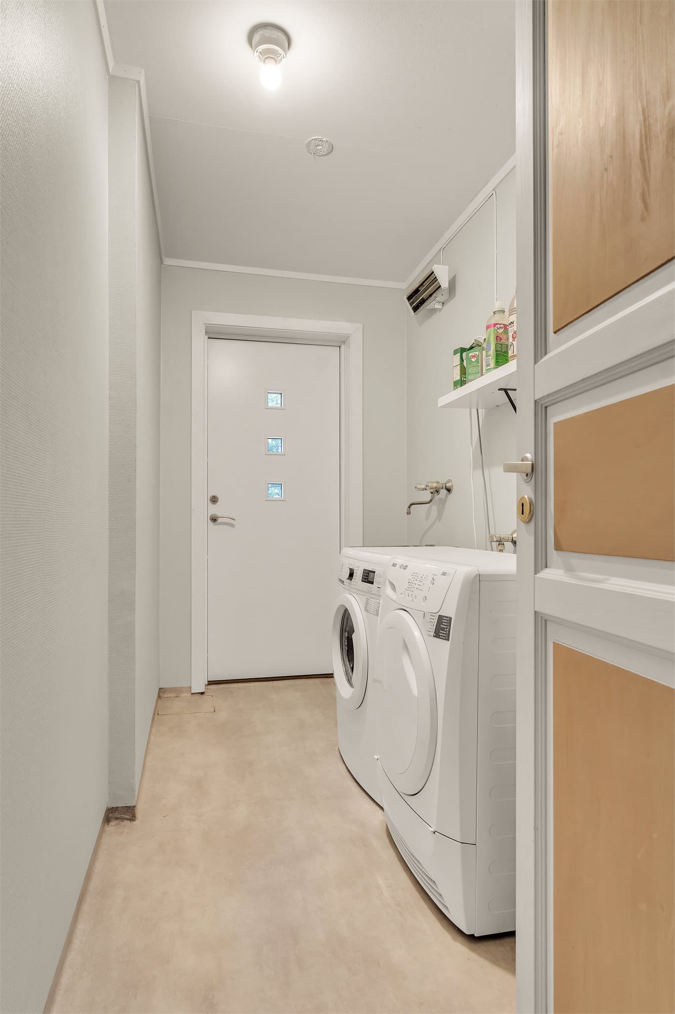 Separat vaskerom i 1. etasje med opplegg for vaskemaskin, skyllekum og egen utgangsdør.