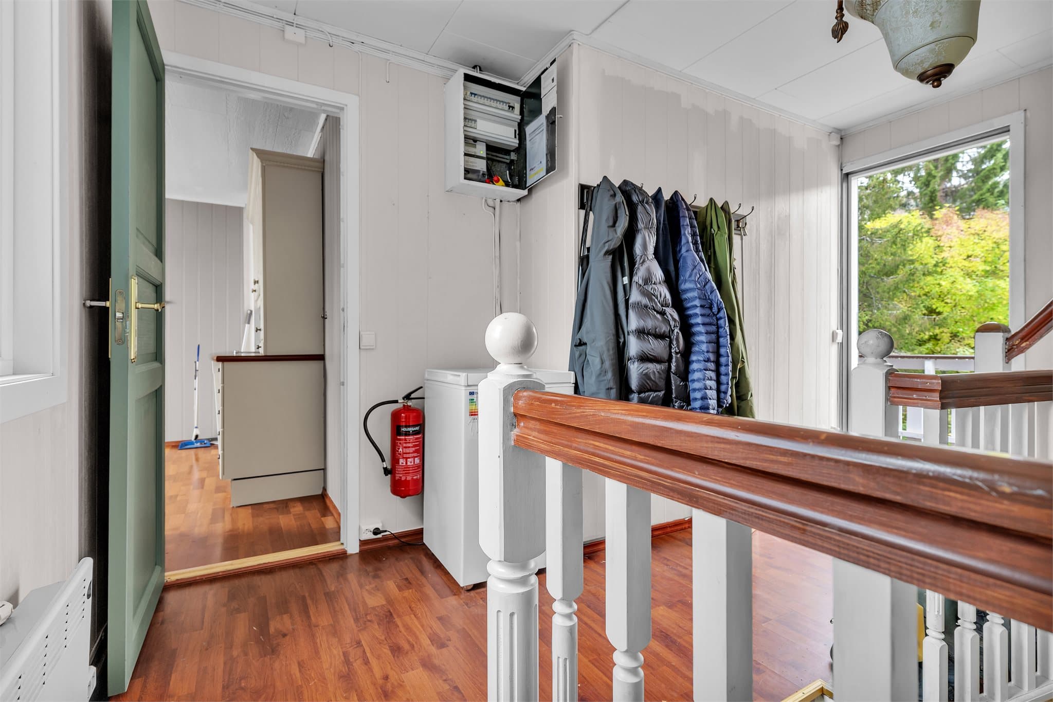 Trapperom og gang i 2. etasje med sikringsskap og adkomst til rommene.