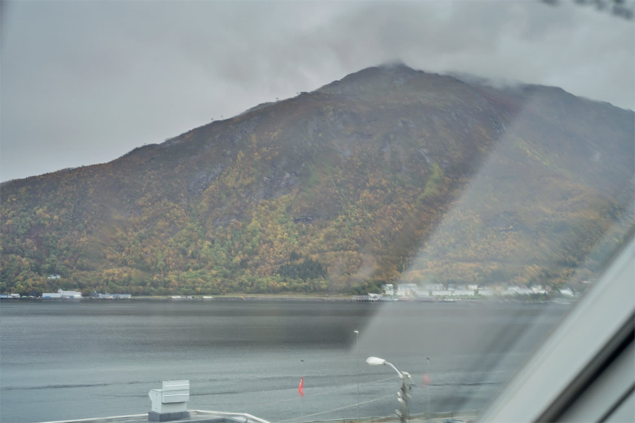 Utsyn mot Fagernesfjellet og sjøen.