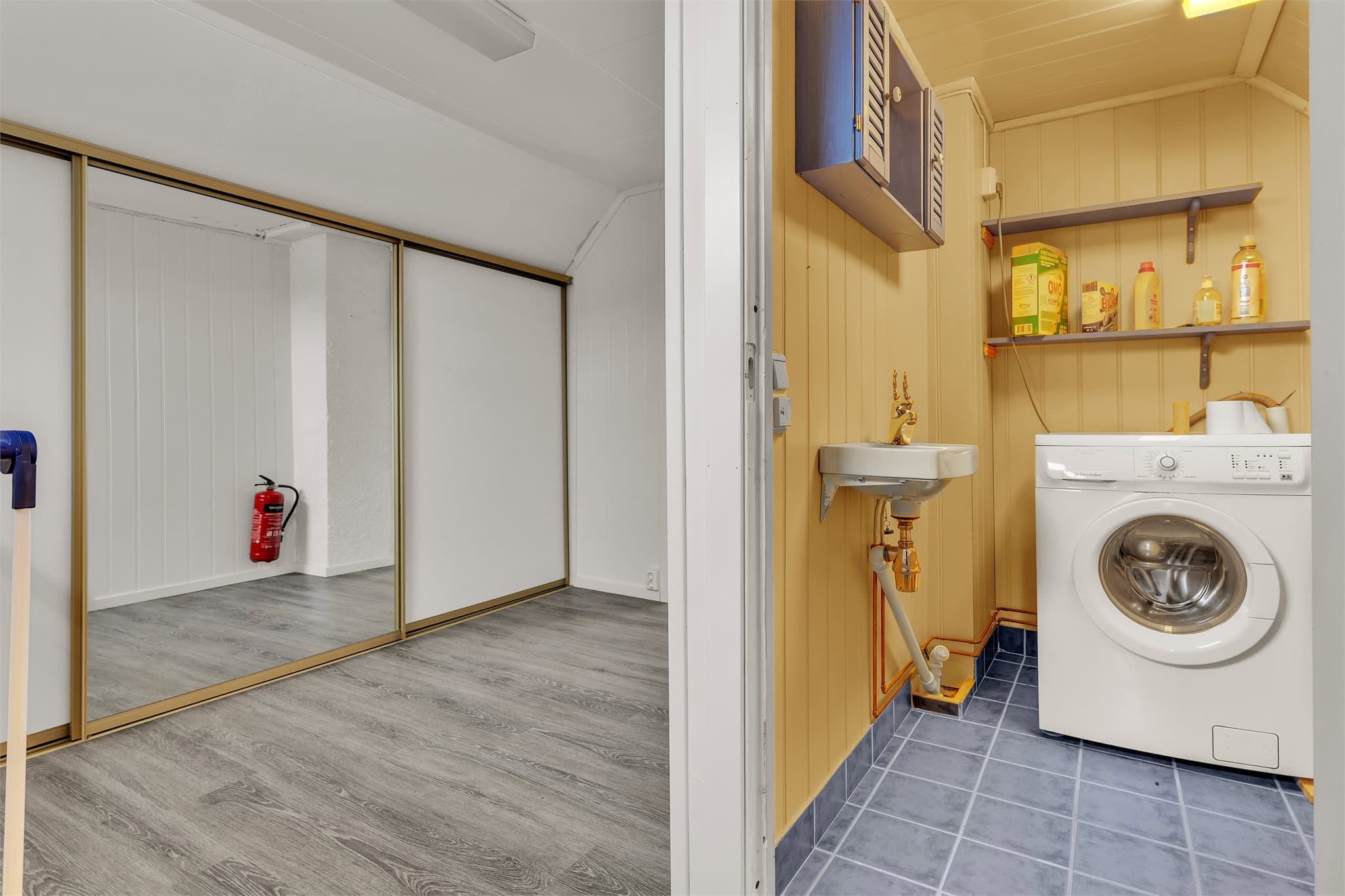 Inngang til bad på loftet med skyvedørsgarderobe i tilstøtende rom.