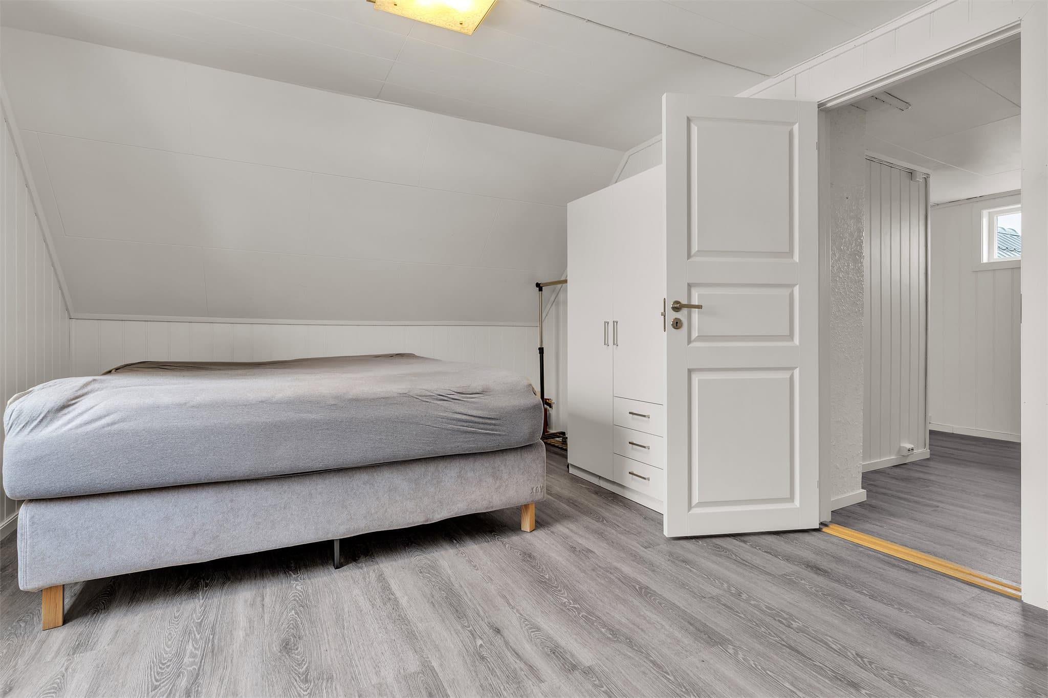 Loftsrommet har dør inn til tilstøtende gang og garderobeskap.